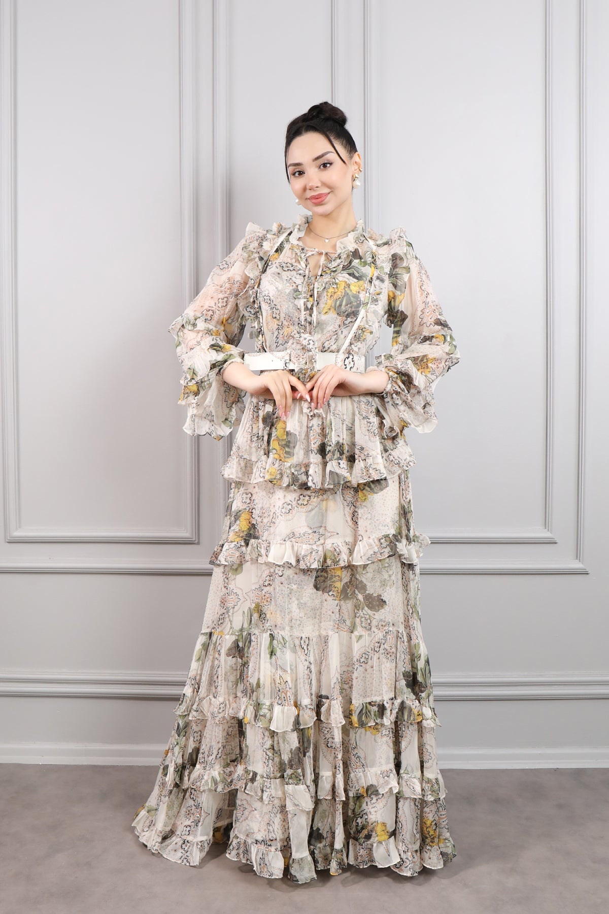 فستان شيفون مزخرف بحزام عالخصر وتفاصيل كشكشة -بيج