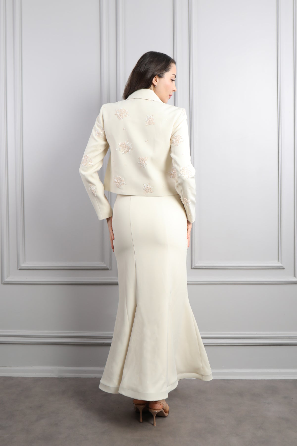 طقم تنورة وجاكيت بتطريزات خرزية وزينة ازرار -سكري