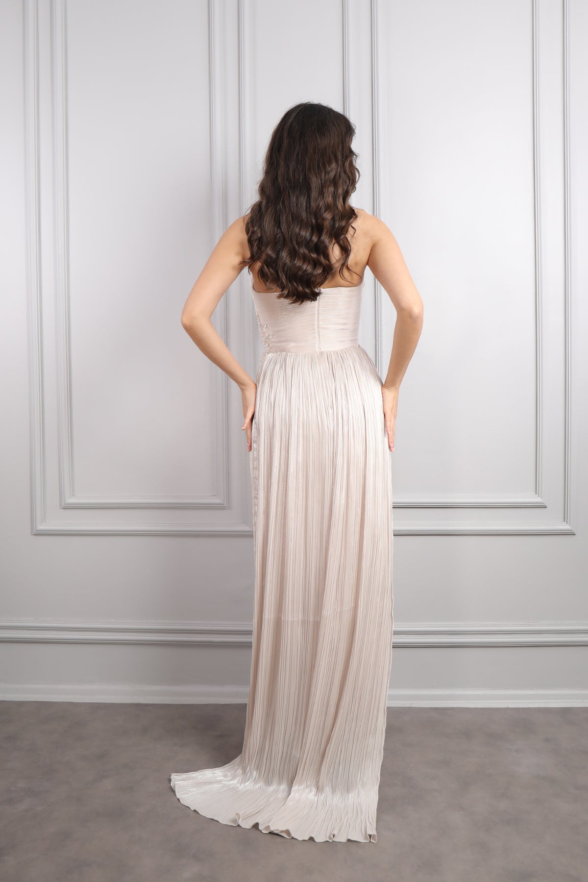 فستان سهرة شيفون سترابلس بتكسيرات وتفاصيل خرزية عالخصر -بيج