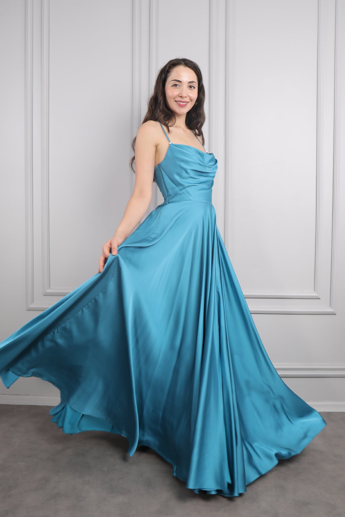 فستان سهرة ساتان بحمالات رفيعة وتفاصيل ربط في الخلف -ازرق