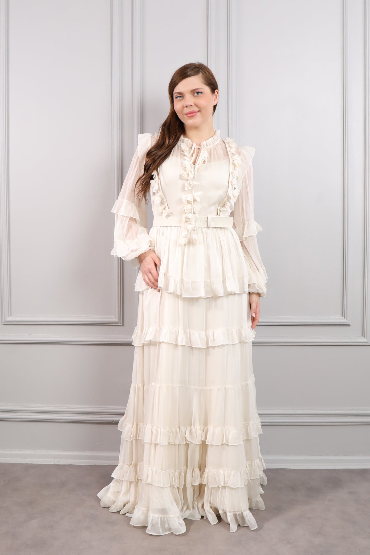 فستان شيفون بياقة تنربط بتفاصيل زهور وحزام على الخصر مقاس كبير -سكري