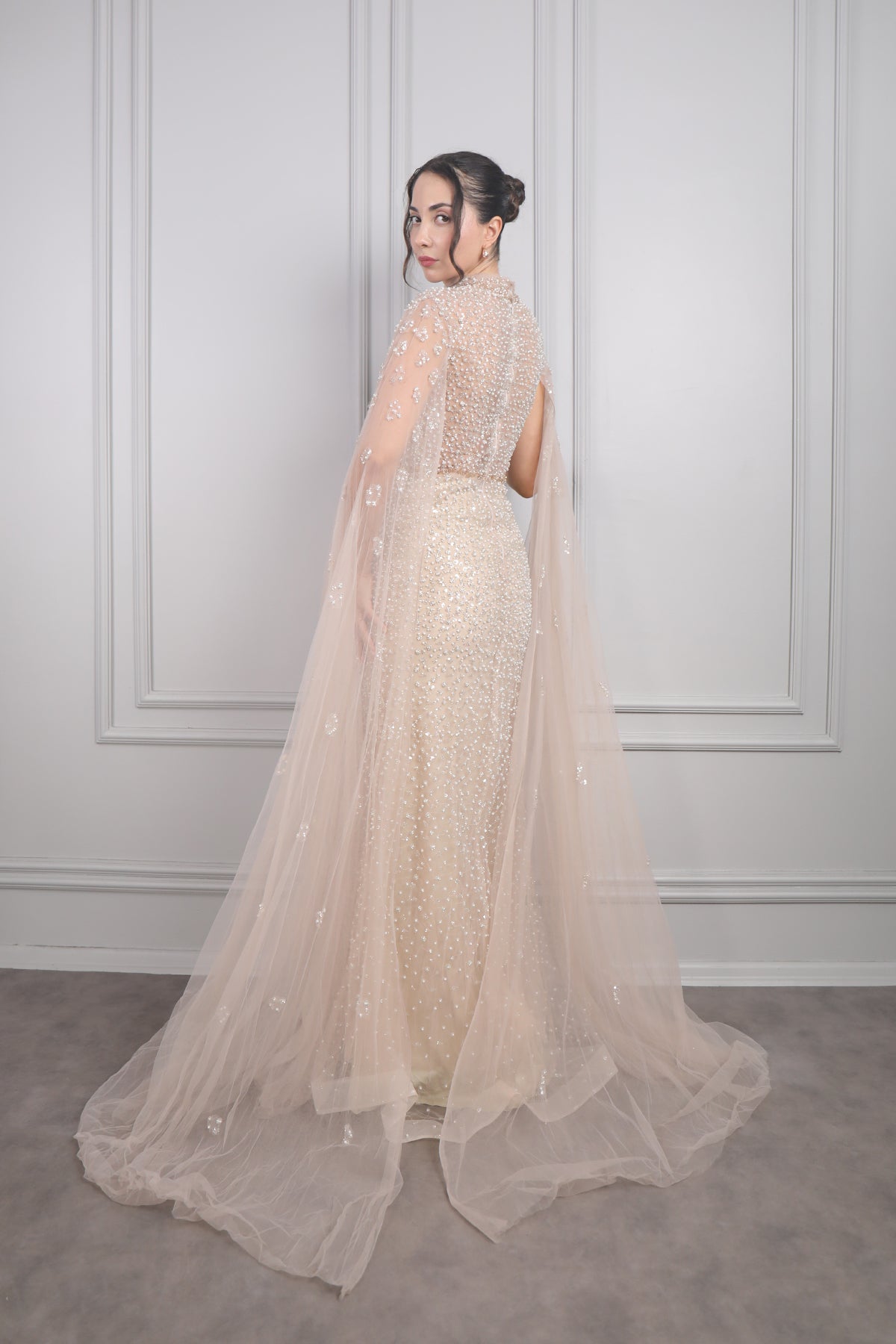 فستان سهرة بياقة حناقية مطرز بالخرز واللؤلؤ بتفاصيل شفافة من "المجموعة الخاصة" -بيج