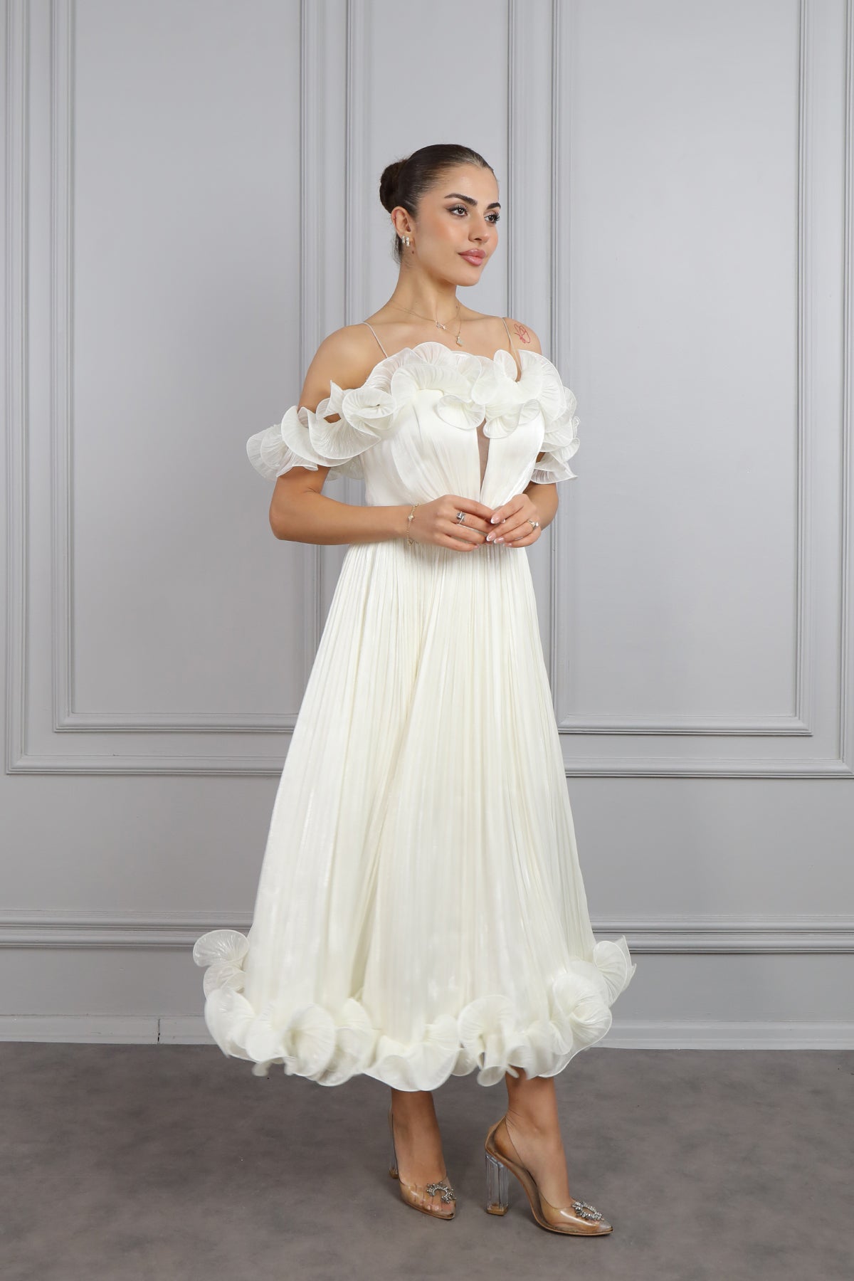 فستان سهرة ميدي بأكتاف مكشوفة، وياقة مكشكشة بحبل ربط خلفي، وتنورة مكسرة -سكري