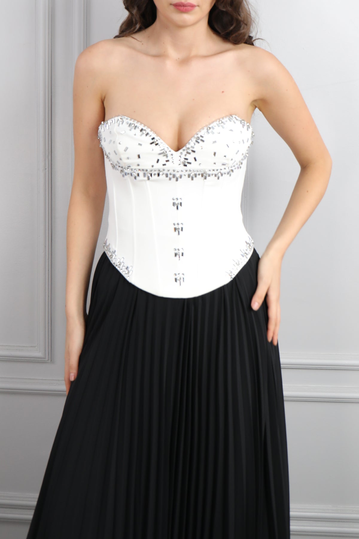 فستان سهرة سترابلس مطرز بالكريستالات بتنورة بتكسيرات -اسود وابيض