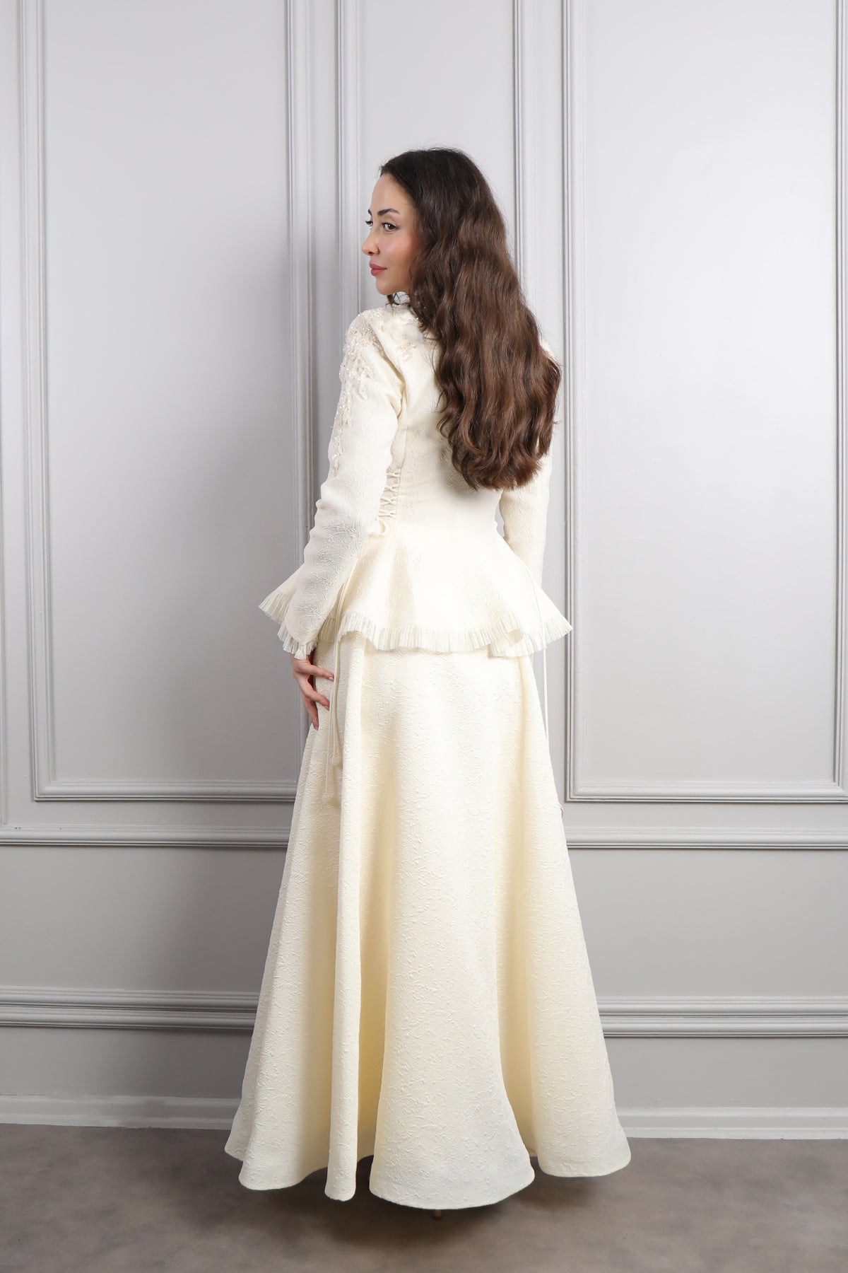 طقم تنورة وجاكيت بتفاصيل كشكشة وتطريزات خرزية مع اكسسوار شنطة -سكري