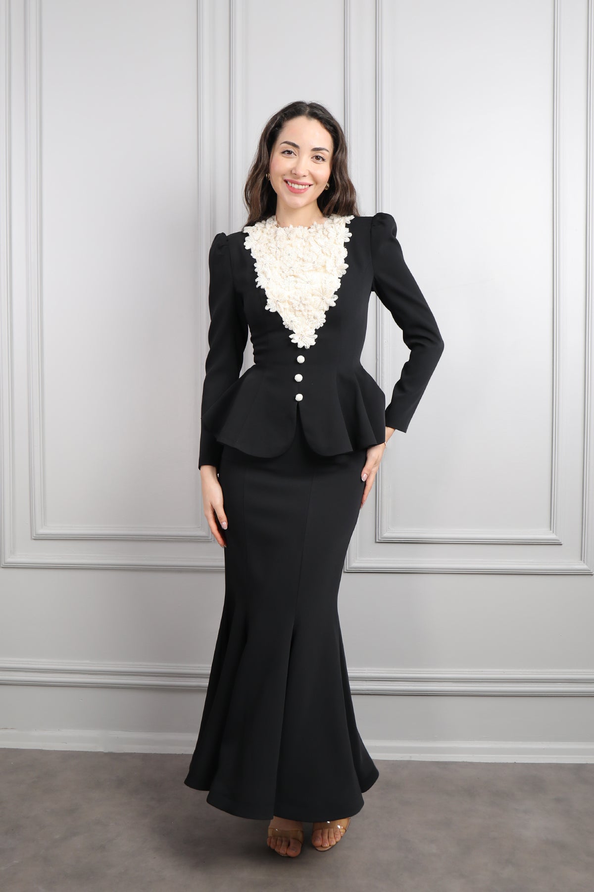طقم تنورة وتوب رسمي مزين بالورود في الياقة -اسود