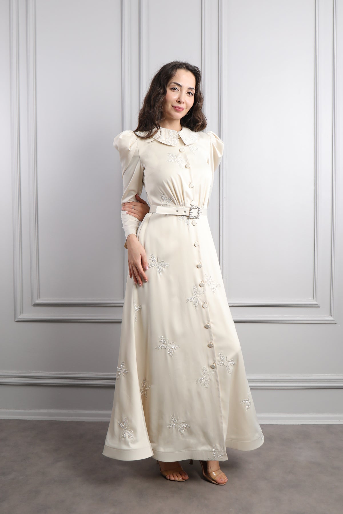 فستان ساتان بتطريزات خرزية وحزام عالخصر -بيج