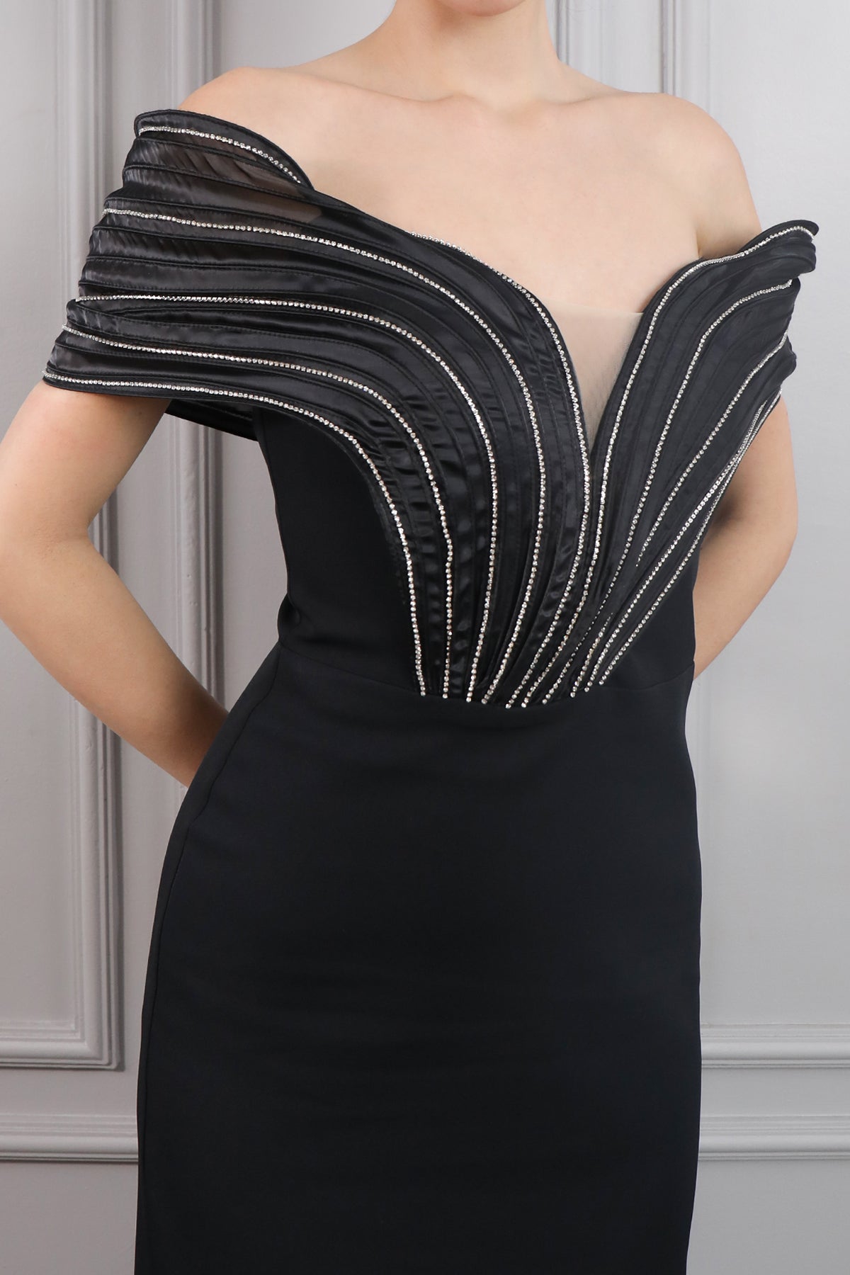 فستان سهرة مكشوف الاكتاف مزين بالفصوص -اسود