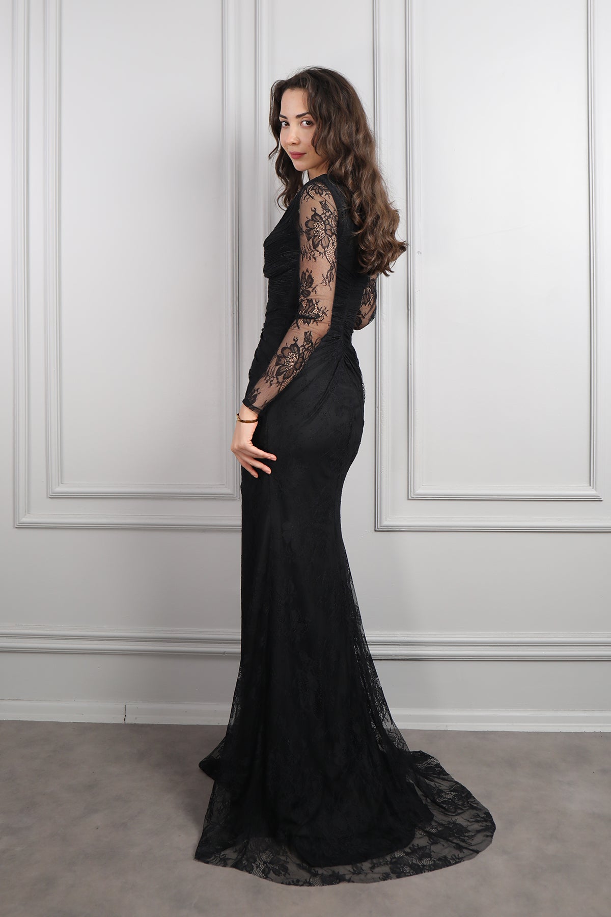 فستان سهرة دانتيل بياقة مائلة واكمام شفافة -اسود