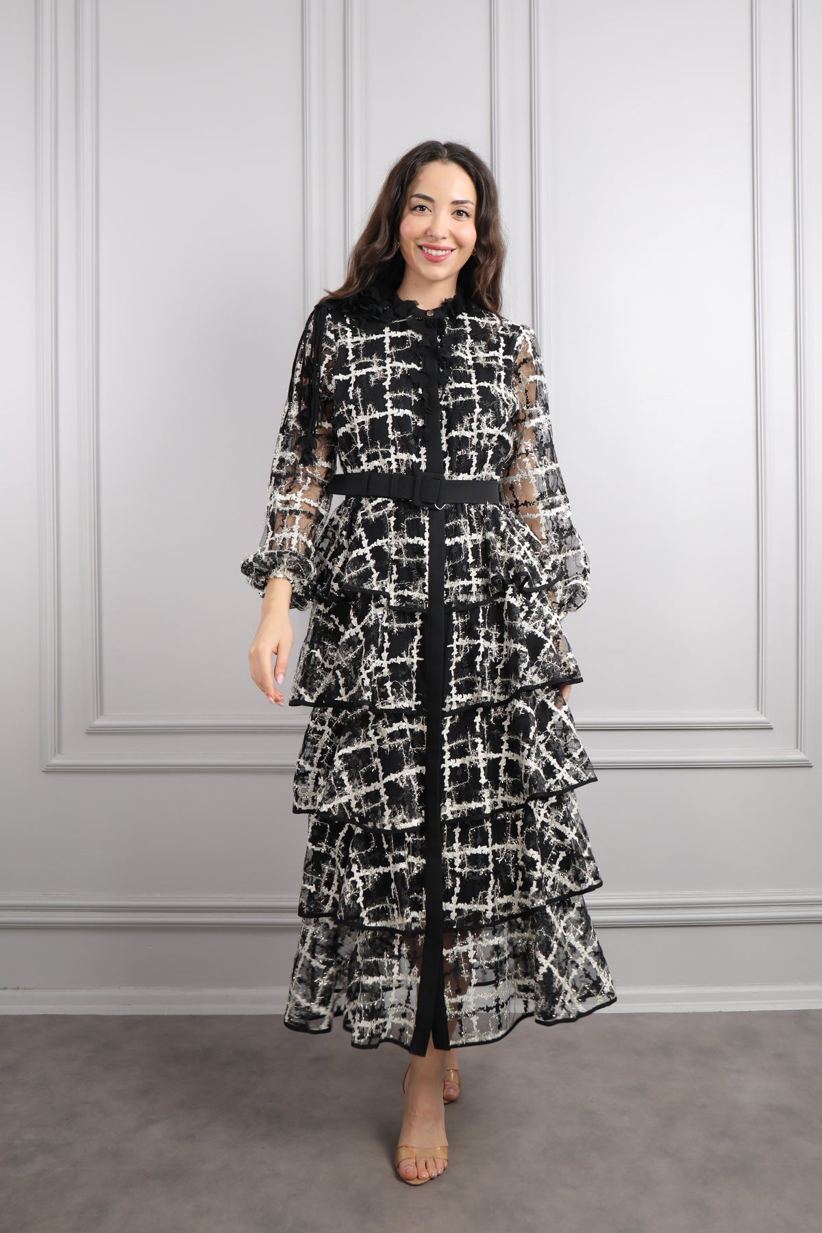 فستان بياقة ورود بتفاصيل طبقات مع حزام مقاس كبير -اسود ورمادي