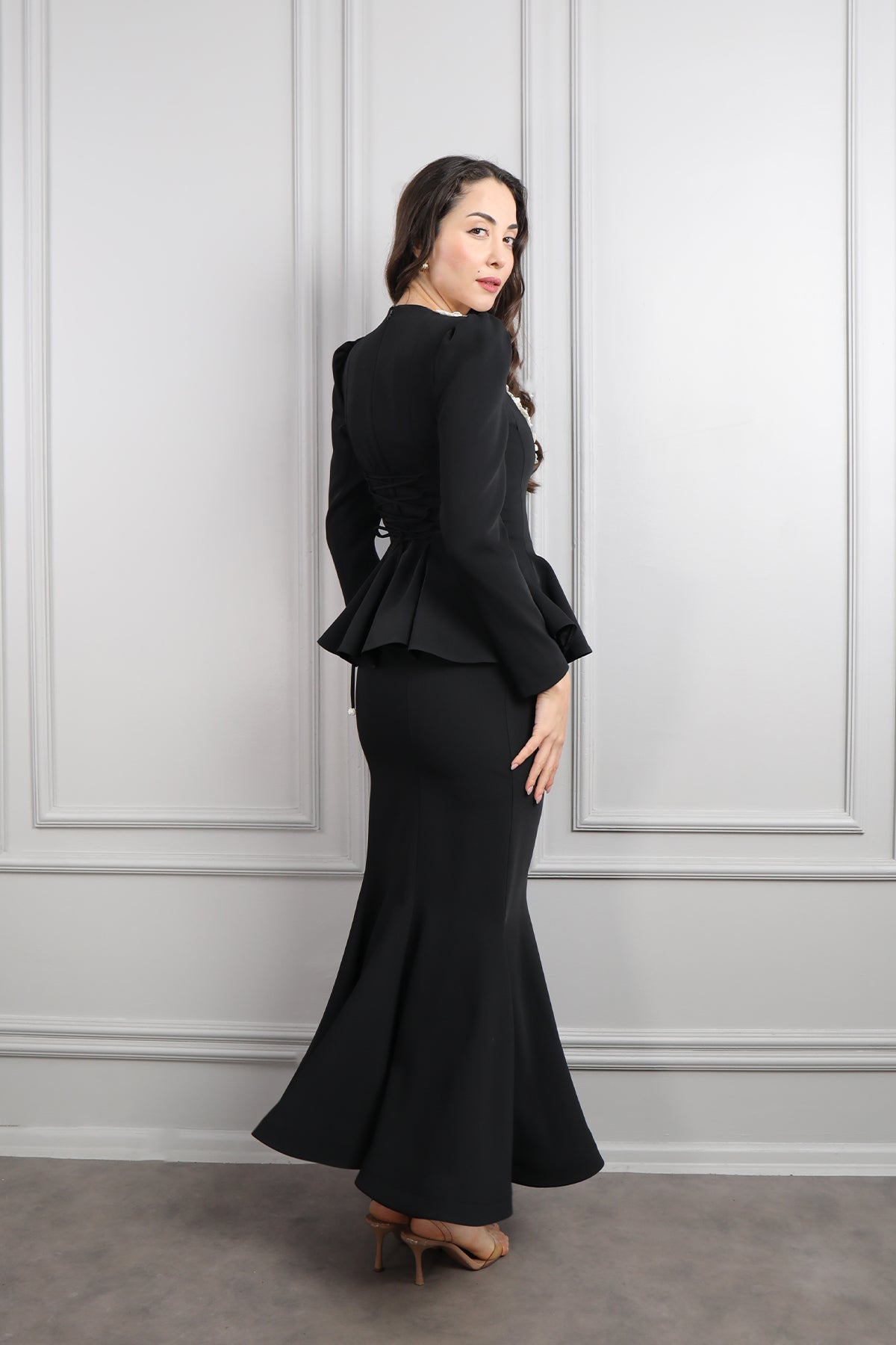 طقم تنورة وتوب رسمي مزين بالورود في الياقة -اسود