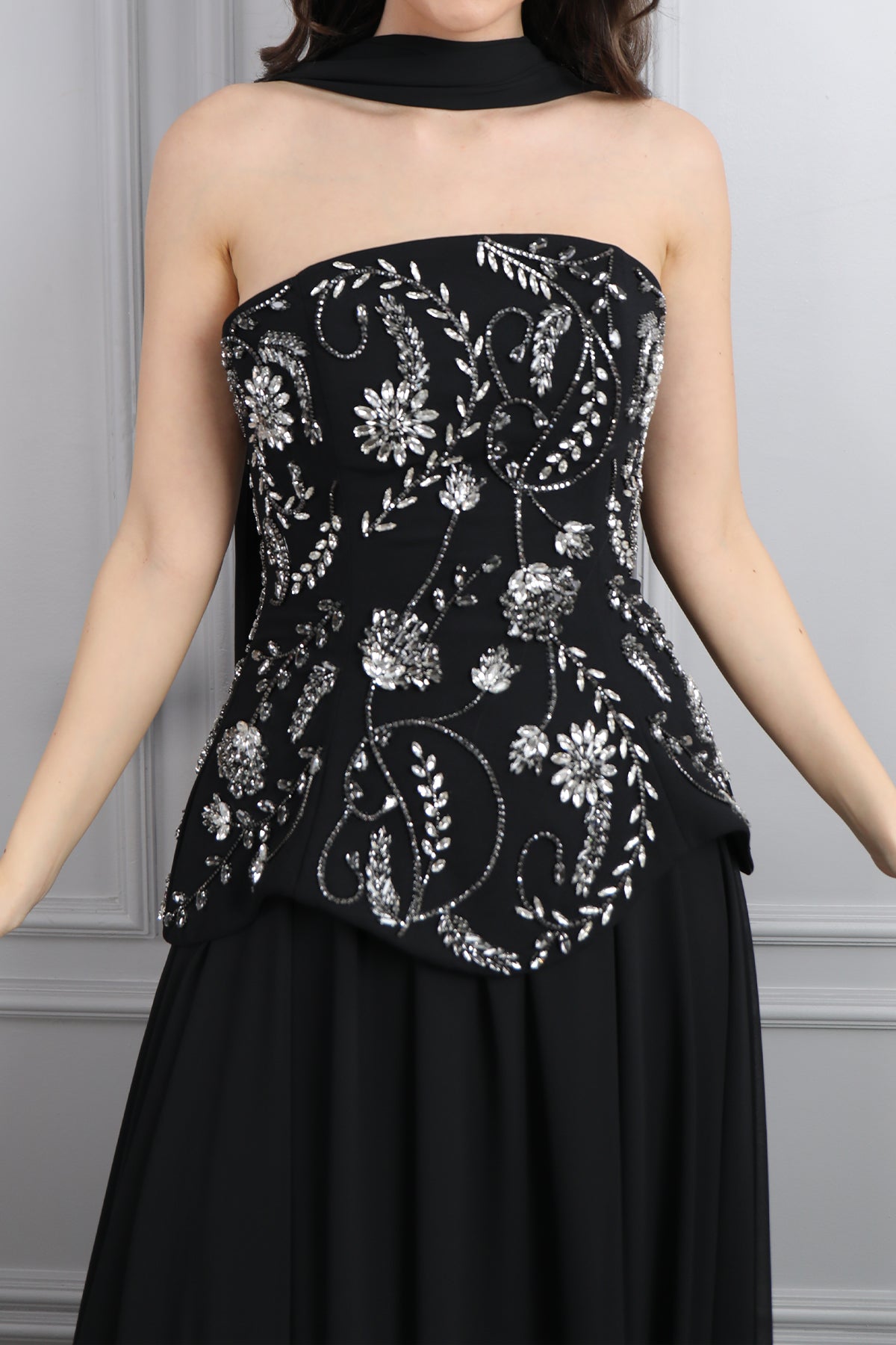 فستان سهرة شيفون بتوب سترابلس مزين بكريستالات ورود مع شال -اسود