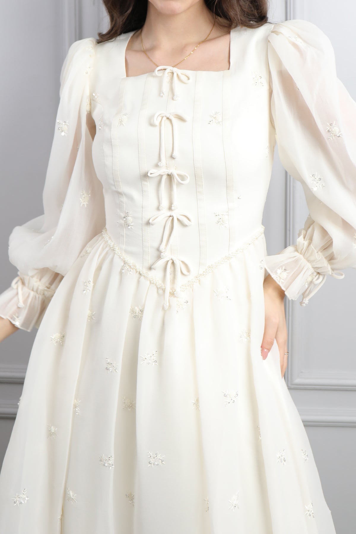 فستان شيفون بياقة مربعة وفيونكات امامية -سكري