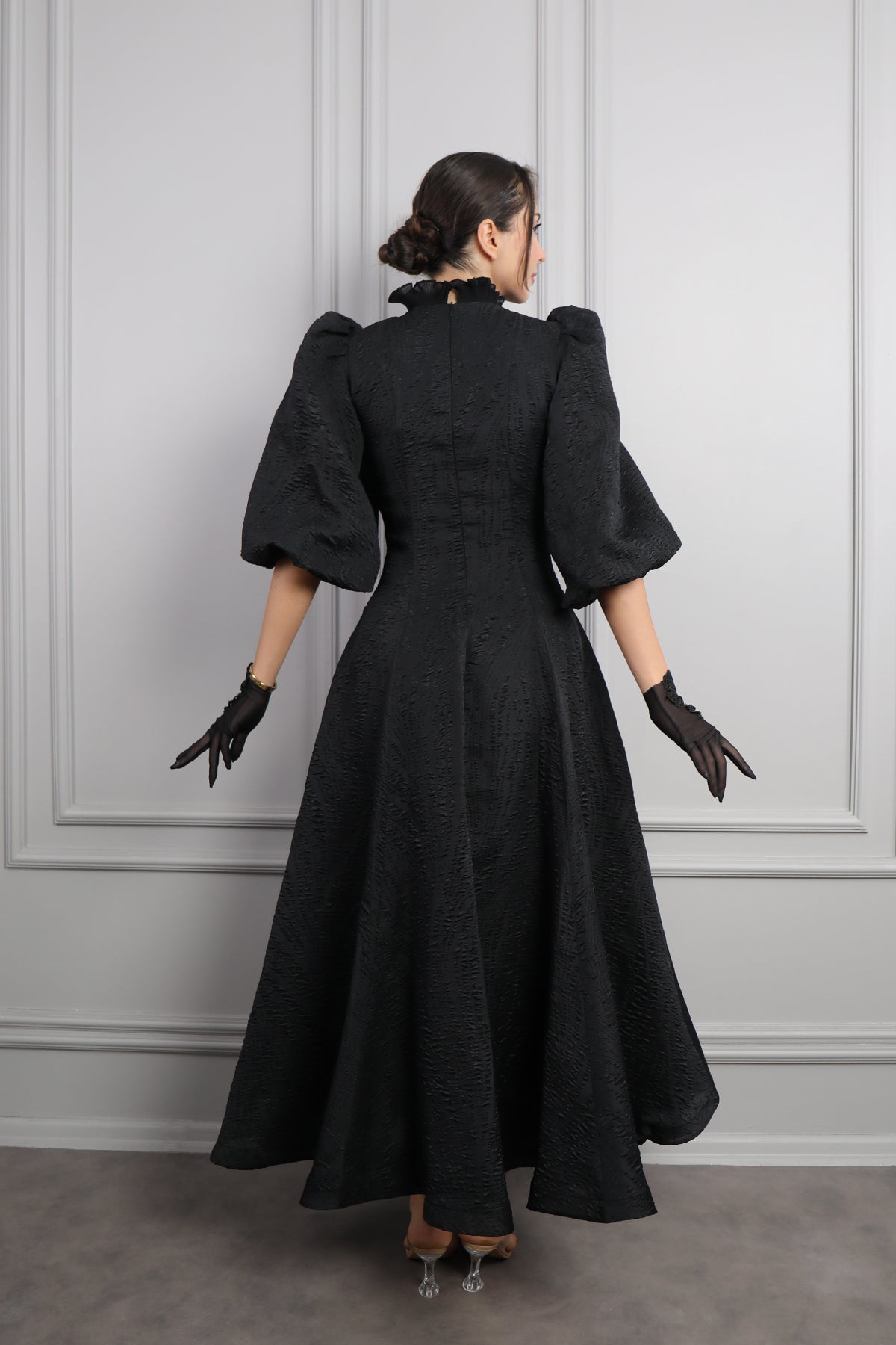 فستان ميدي بياقة تنربط باكمام بالون وتطريزات خرزية -اسود