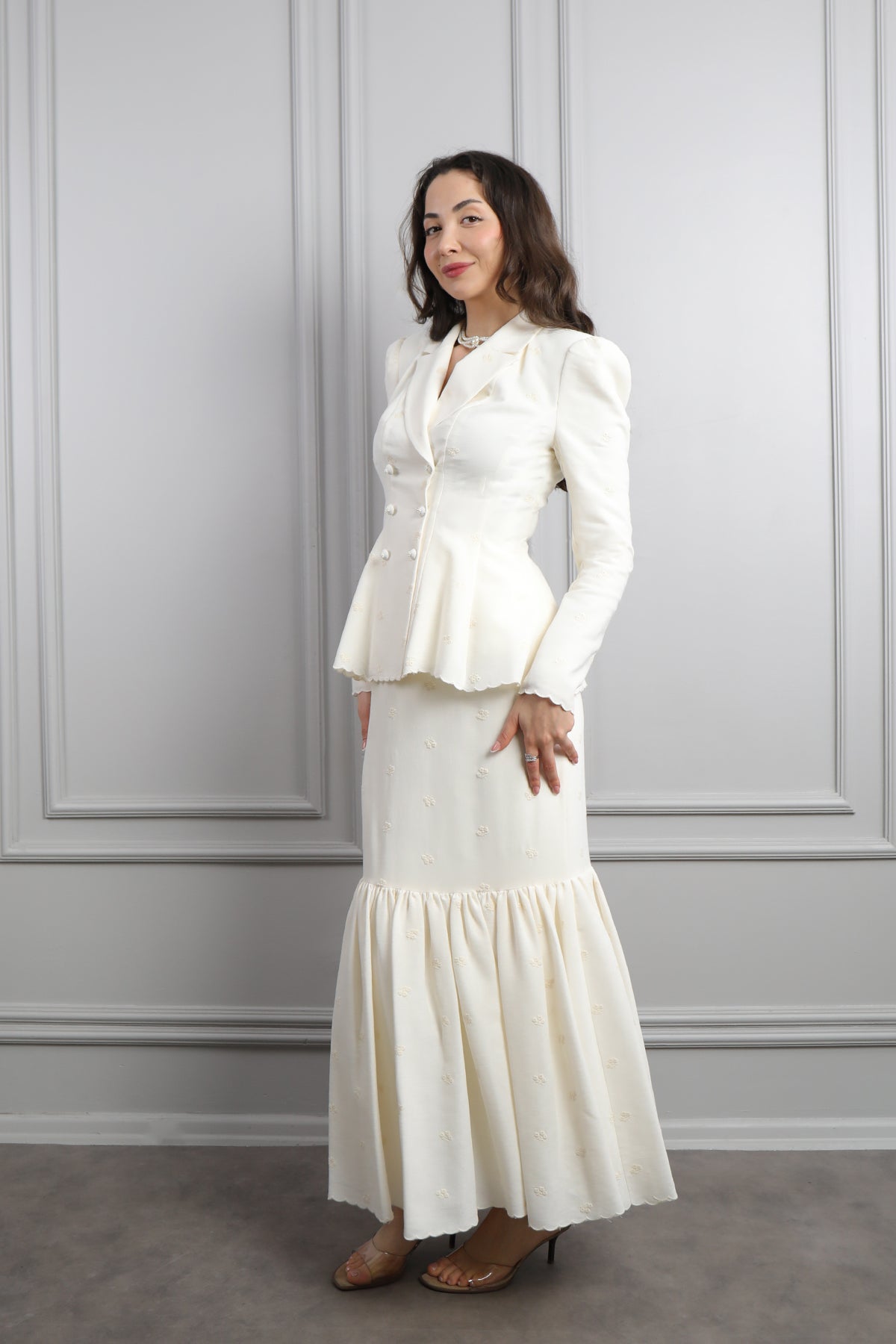 طقم تنورة وجاكيت مزين بتطريزات زهور وسلسال -سكري