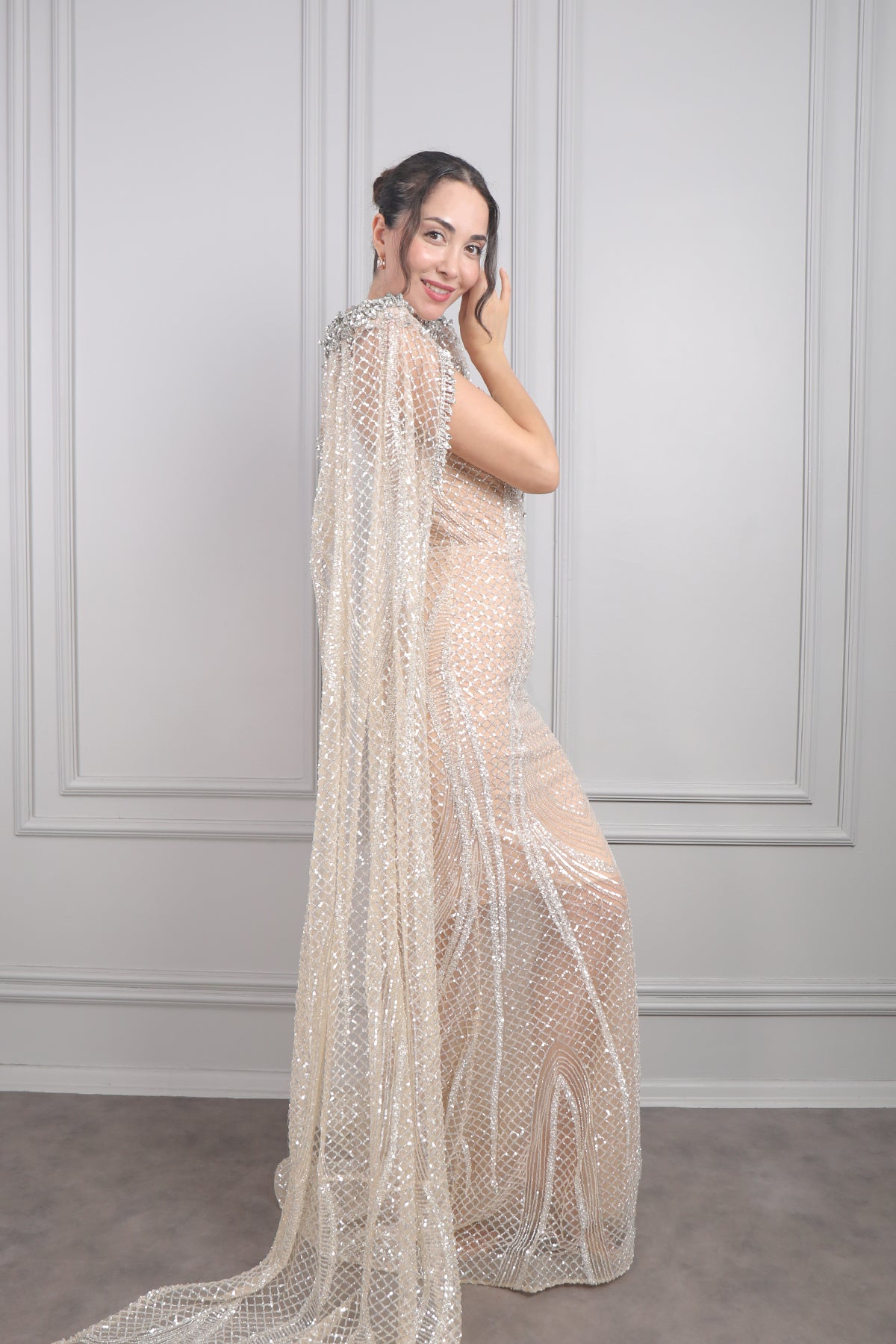 فستان سهرة سترابلس بتصميم عباءة مطرز بالكامل من "المجموعة الخاصة" -بيج