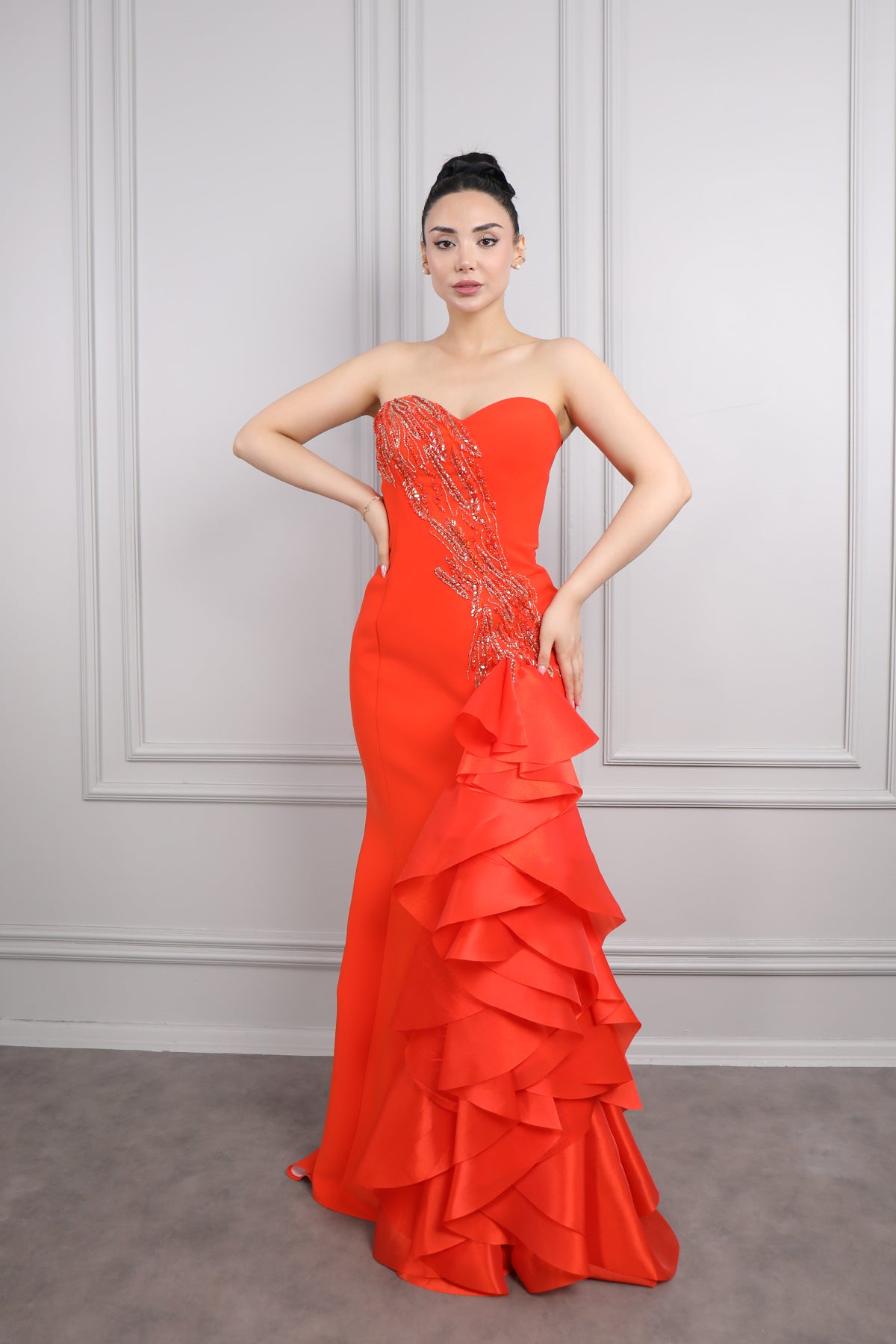 فستان سهرة سترابلس يتطرسزات خرزية وتفاصيل كشكشة مقاس كبير -برتقالي