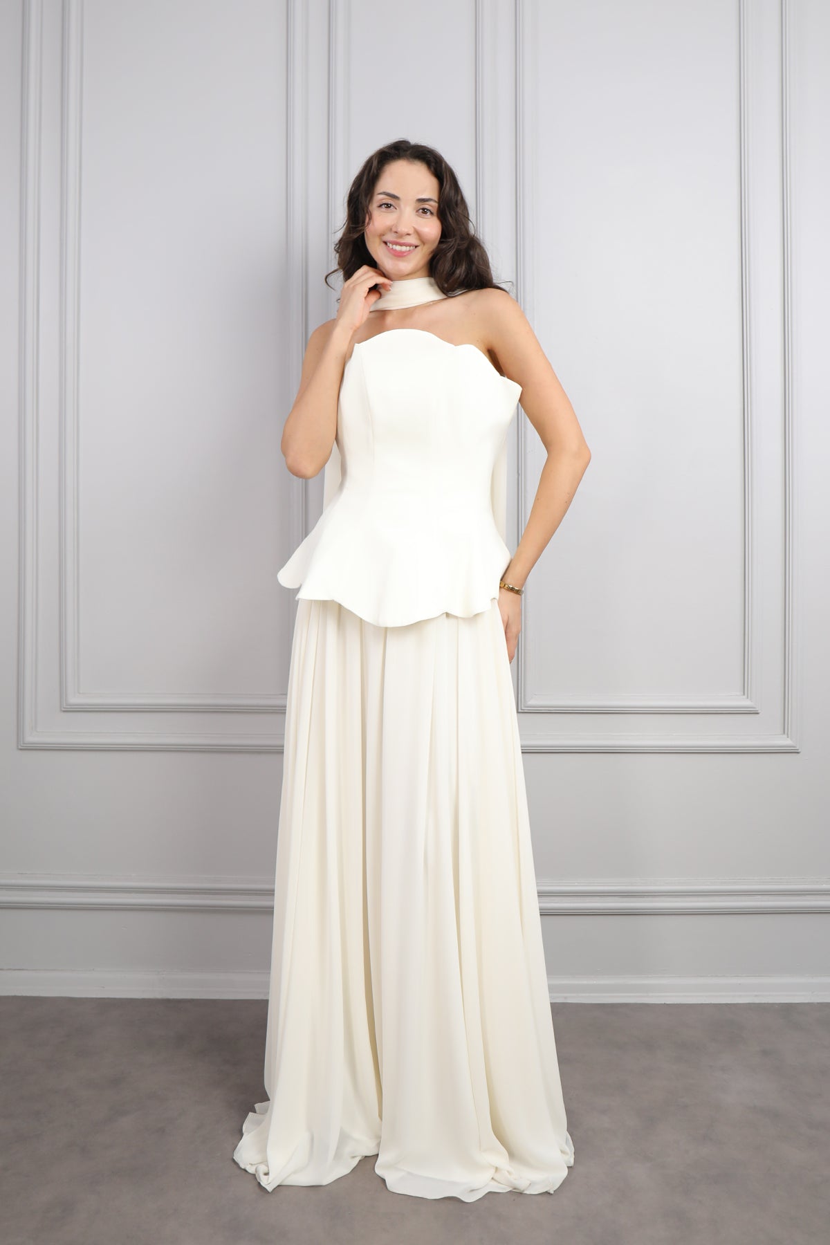 فستان سهرة سترابلس بتفاصيل كورسيه وتنورة شيفون -ابيض