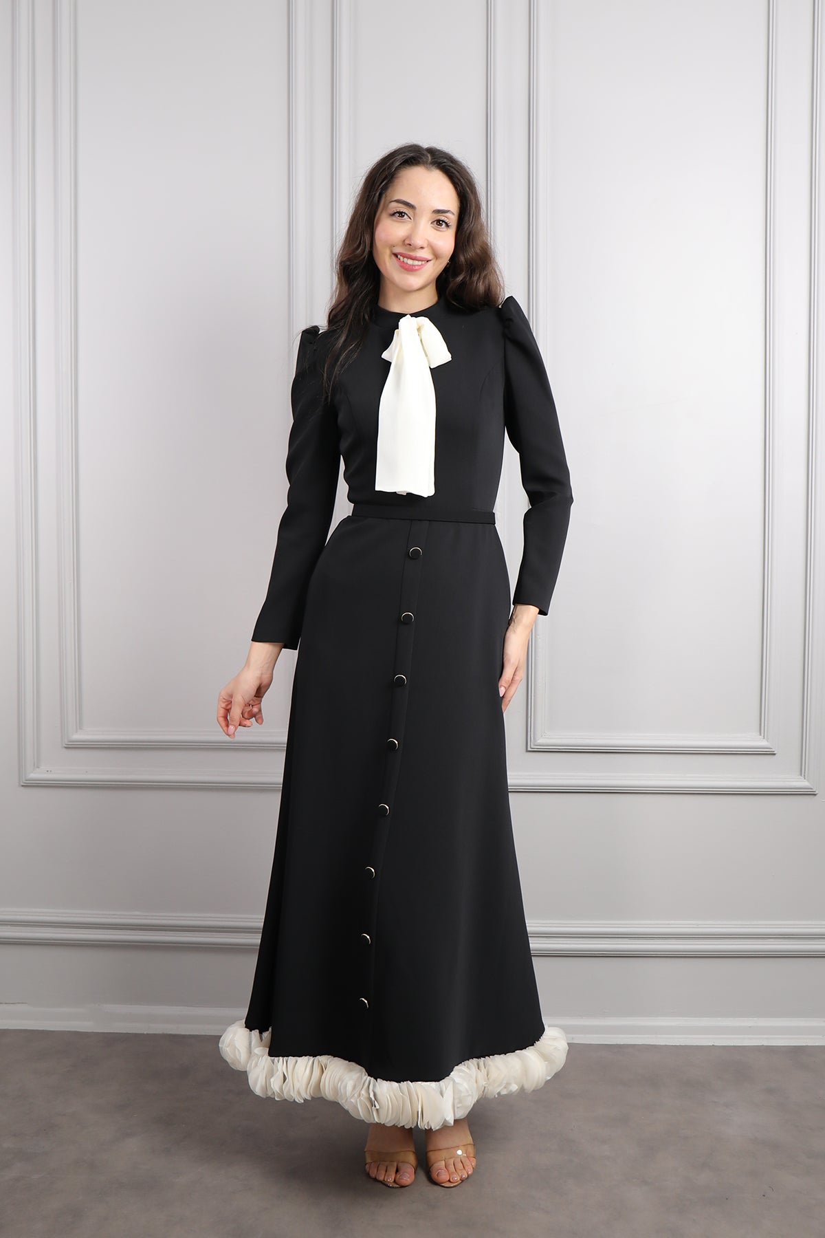 فستان بياقة تنربط وزينة ازرار وتفاصيل كشكشة -اسود