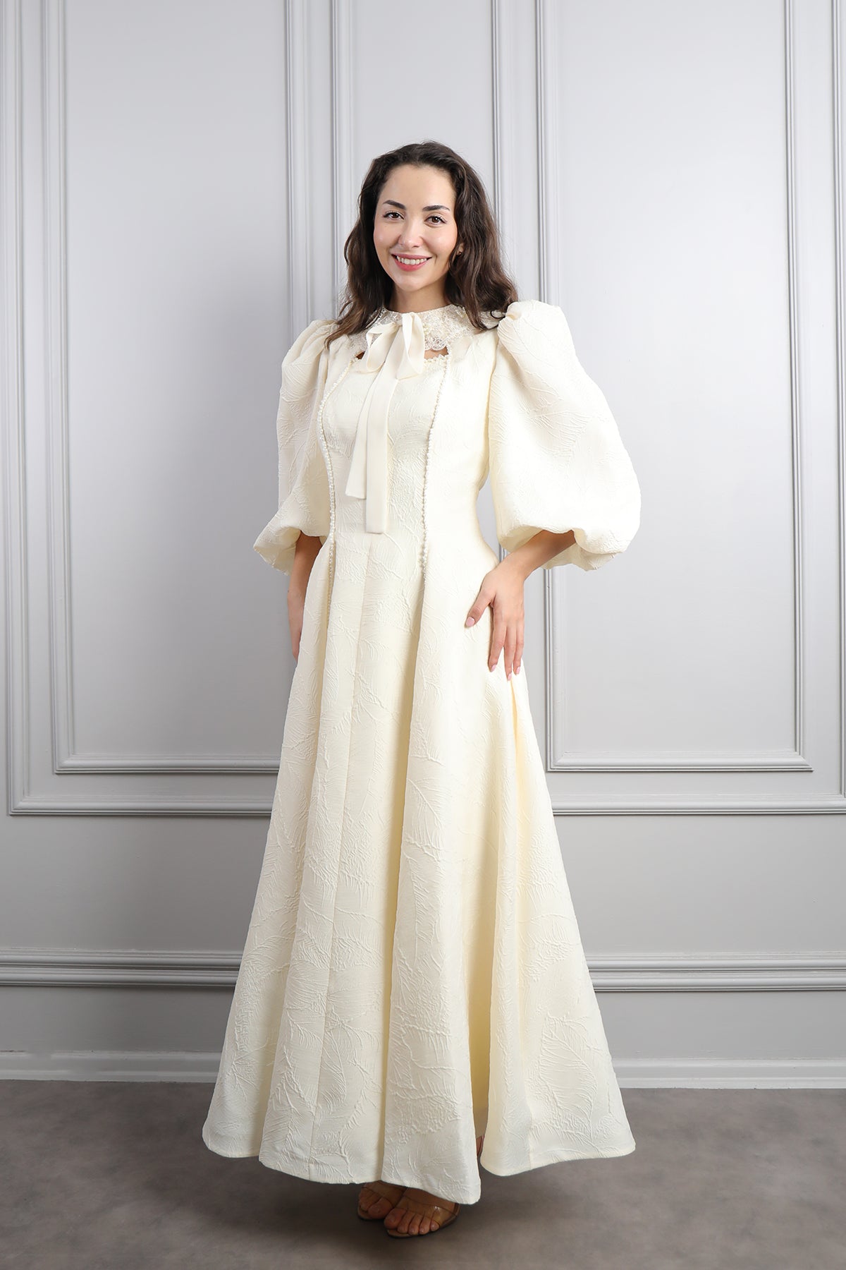 فستان باكمام بالون بتطريزات خرزية -سكري