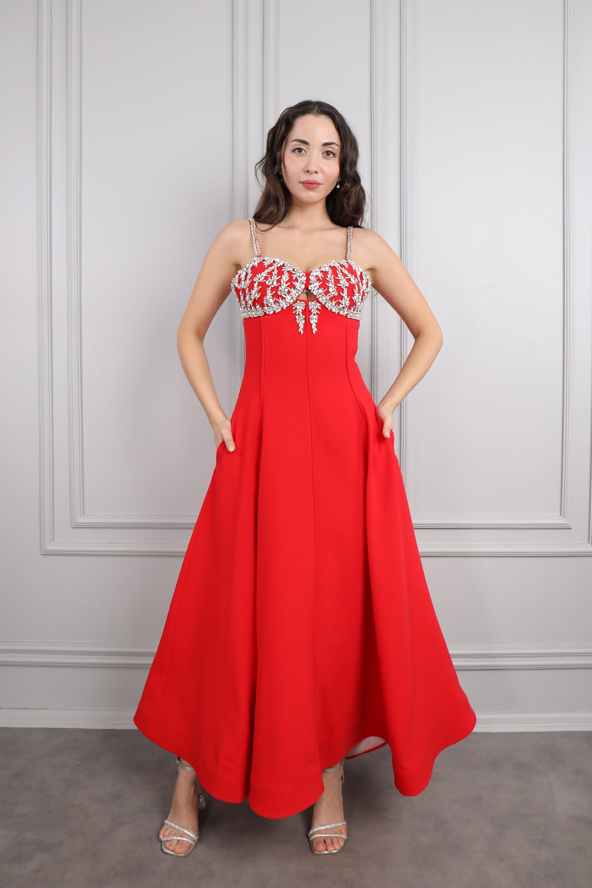 فستان سهرة ميدي بحمالات رفيعة بتطريزات كريستالية -احمر