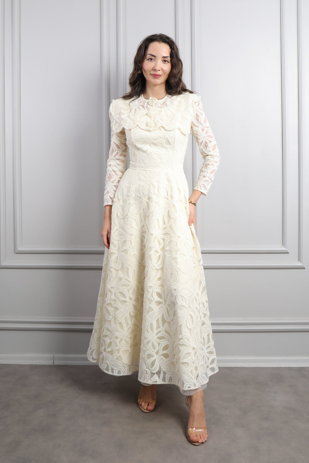 فستان ميدي بتفاصيل دانتيلية بياقة اطفال مزين بازرار خرزية -سكري