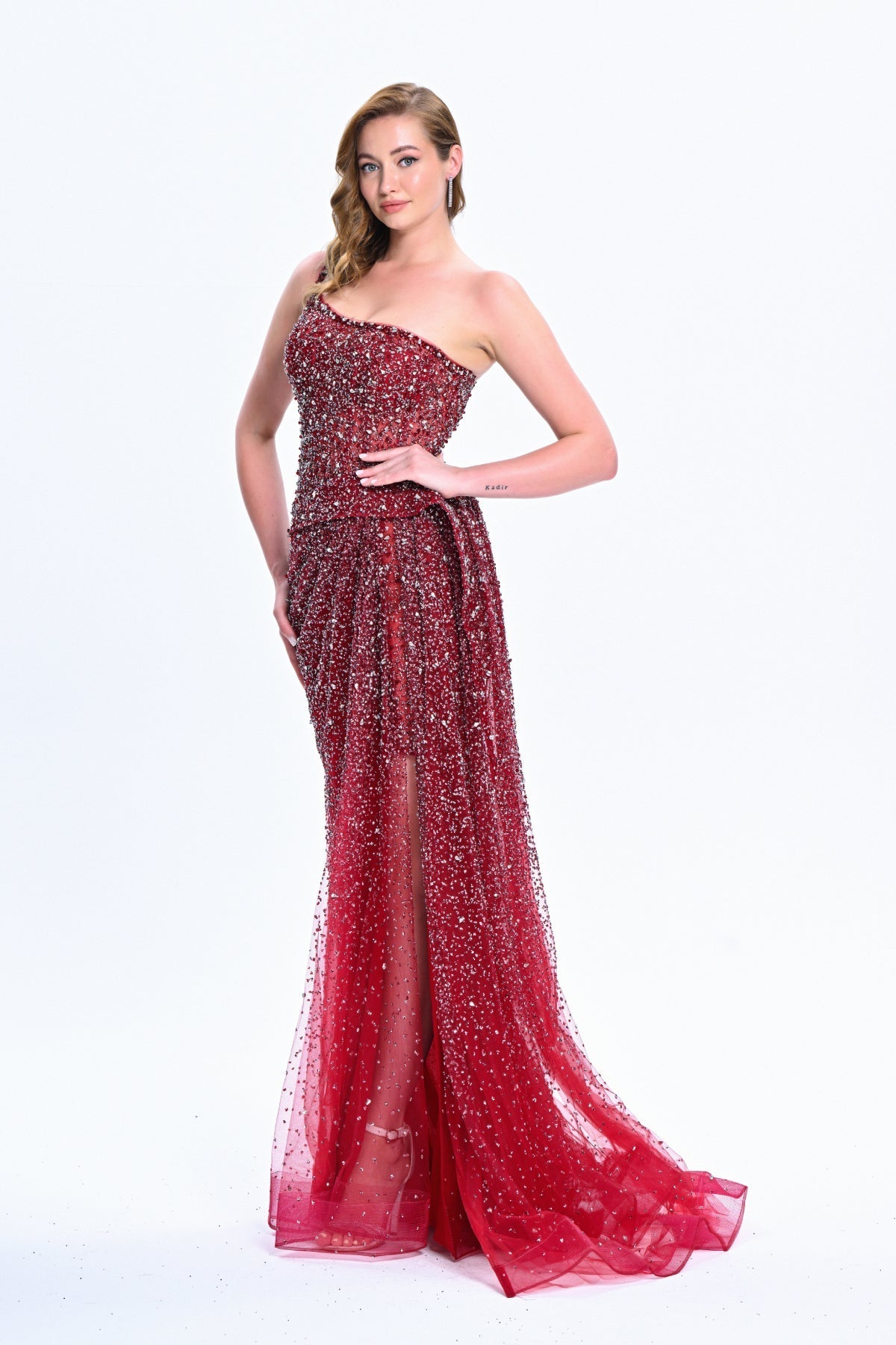 فستان سهرة بتصميم حمالة واحدة مزين بالحجارة من "المجموعة الخاصة" - احمر