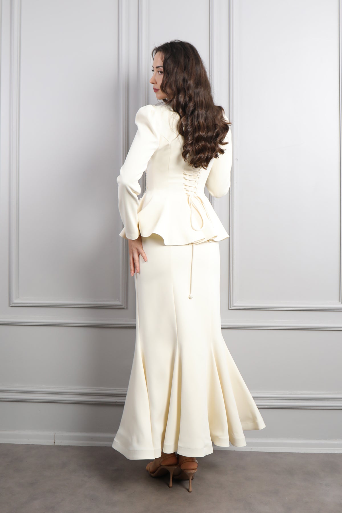 طقم تنورة وجاكيت بزينة فيونكة وتطريزات خرزية -سكري