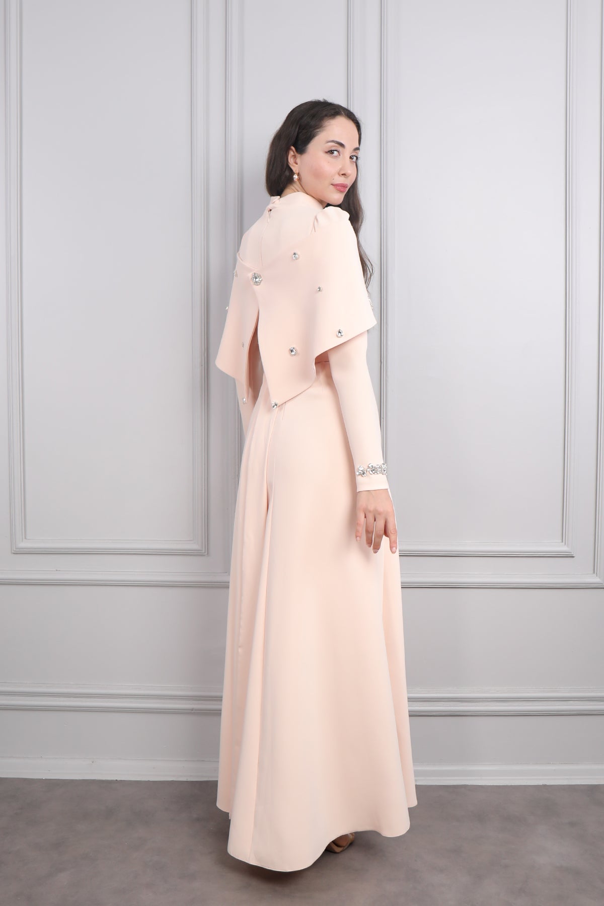 فستان سهرة خناقي للمحجبات بتطريزات كريستالية -مشمشي