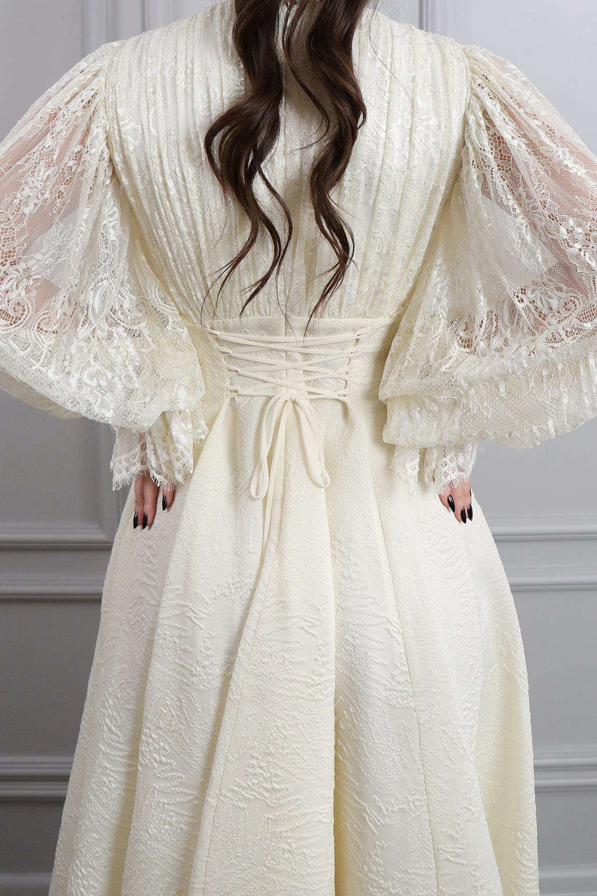 فستان ميدي باكمام شفافة مطرز باللؤلؤ في الخصر -سكري