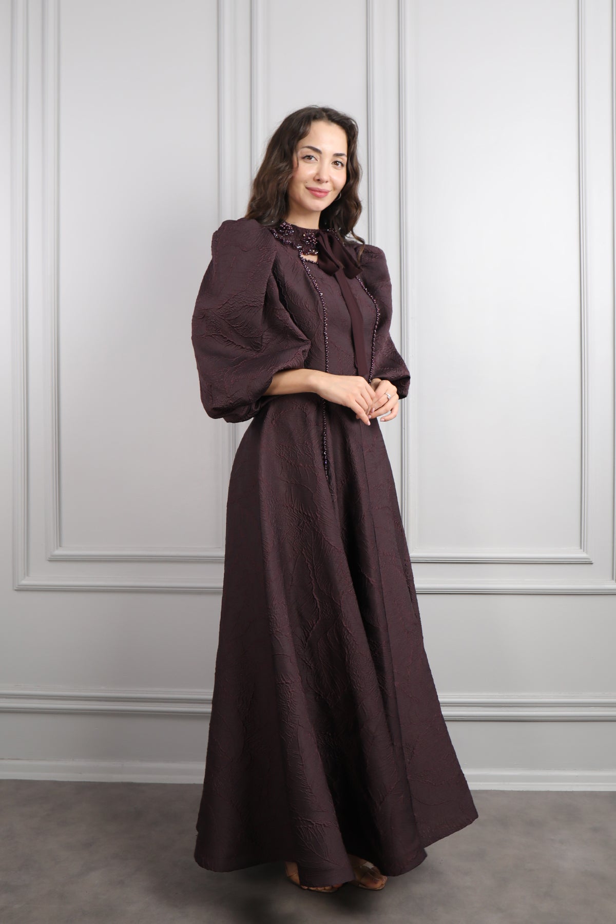 فستان باكمام بالون بتطريزات خرزية -كرزي