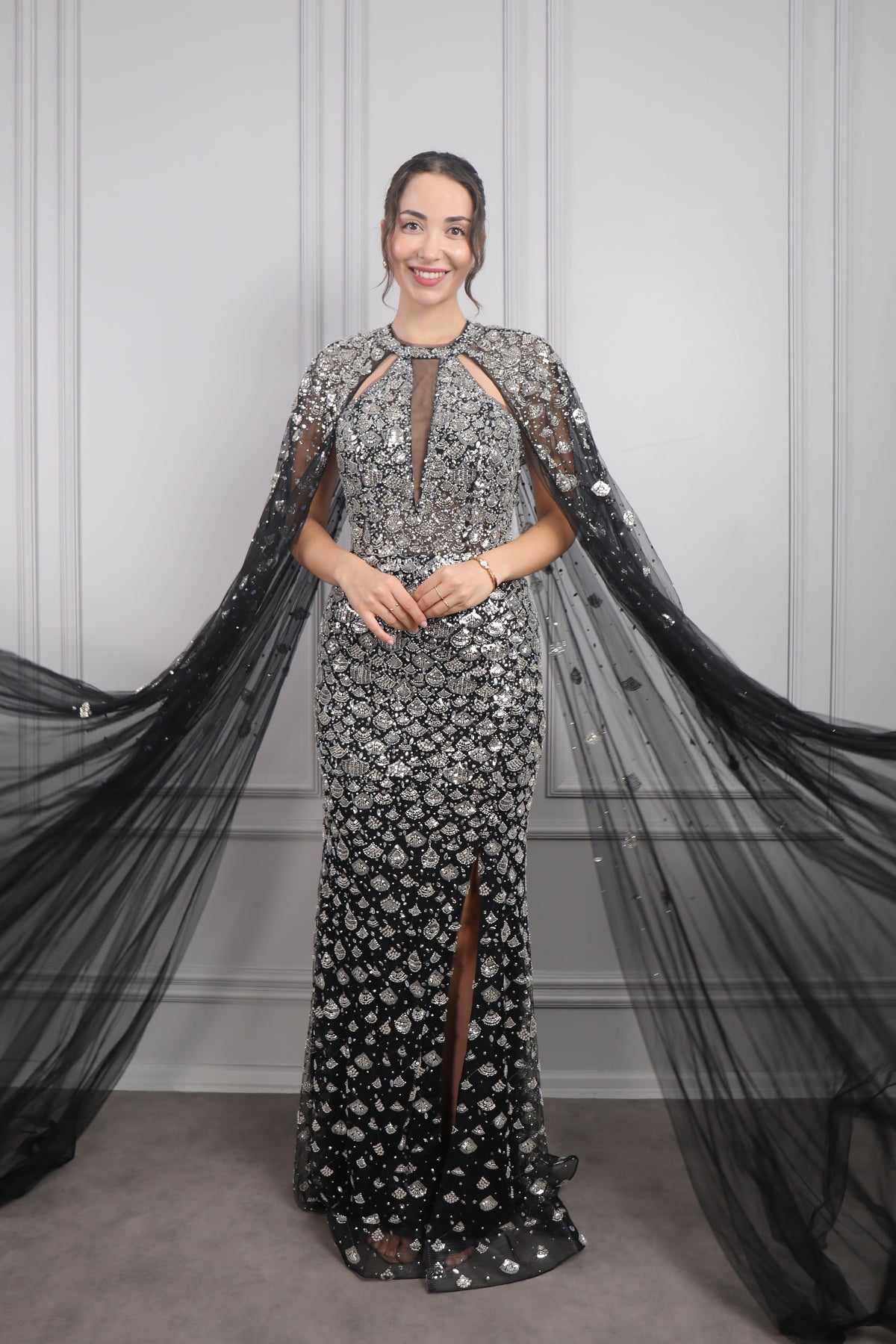 فستان سهرة بتصميم عباءة من الاكتاف مطرز بالكامل من "المجموعة الخاصة" -اسود