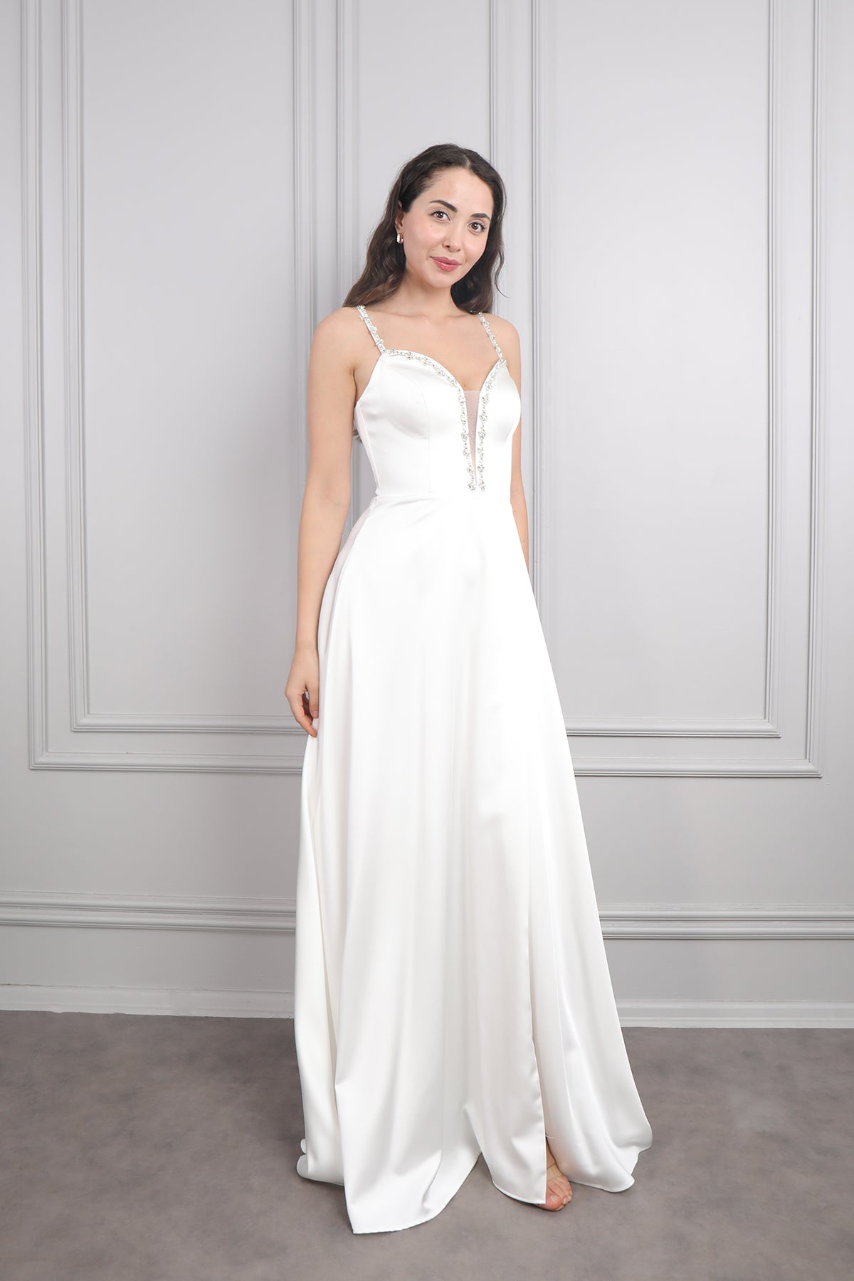 فستان سهرة بحمالات رفيعة بفتحة طويلة مزينة بالكريستالات -سكري