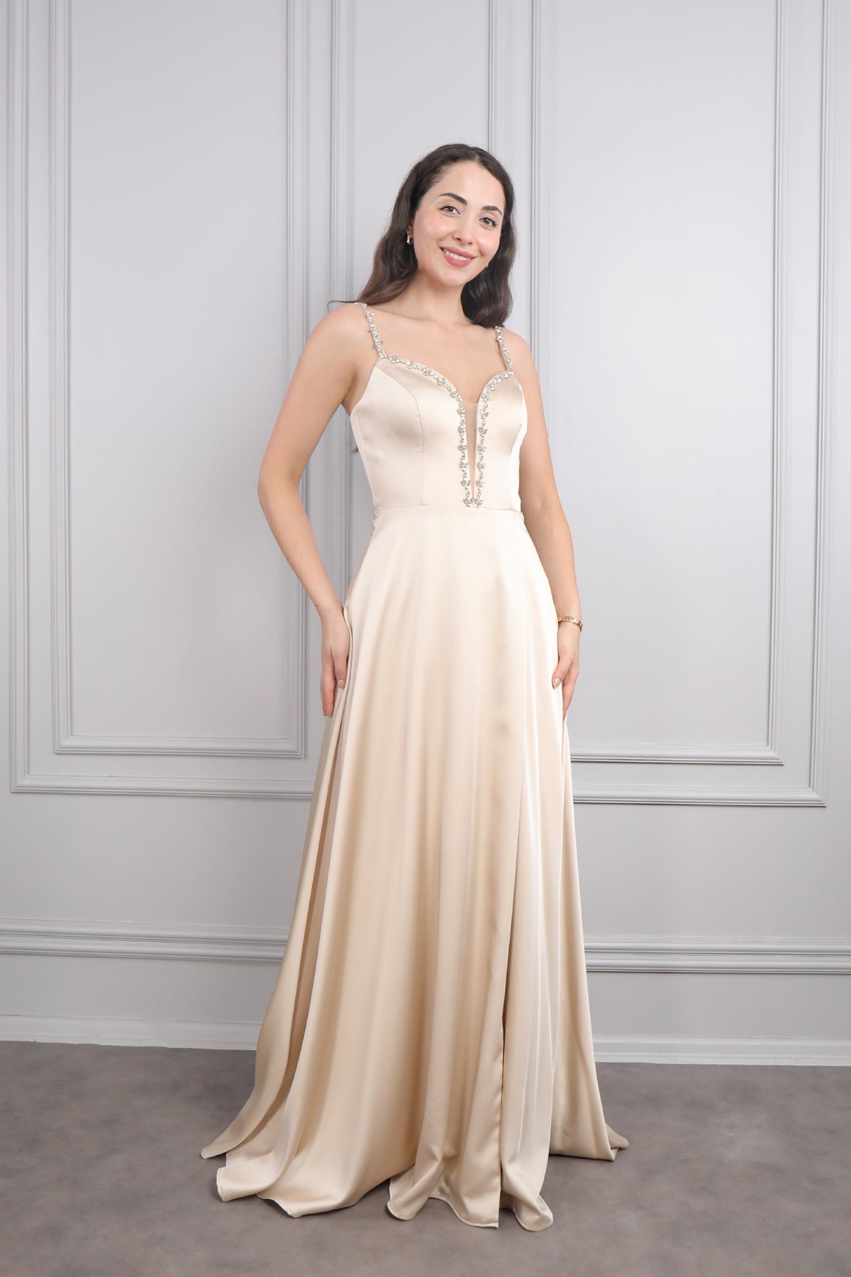 فستان سهرة بحمالات رفيعة بفتحة طويلة كزينة بالكريستالات -بيج