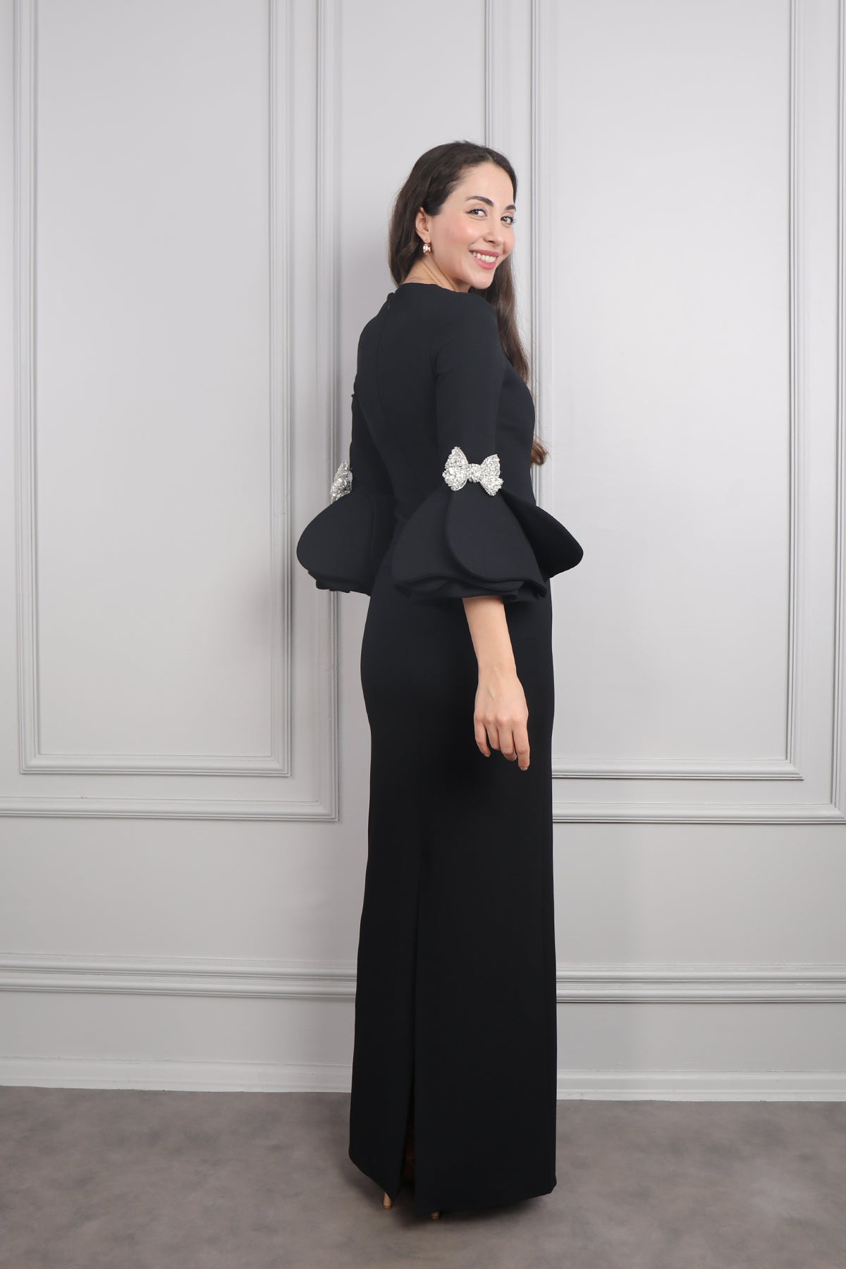 فستان سهرة بياقة مربعة واكمام منتفخة بفيونكة كريستالية -اسود