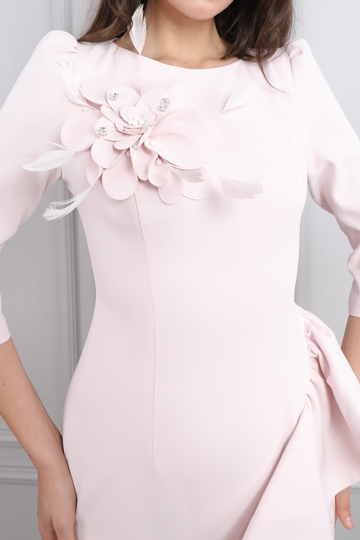 فستان ميدي بتفاصيل فُرفُر بتصميم دانتيل عالتنورة -بمبي