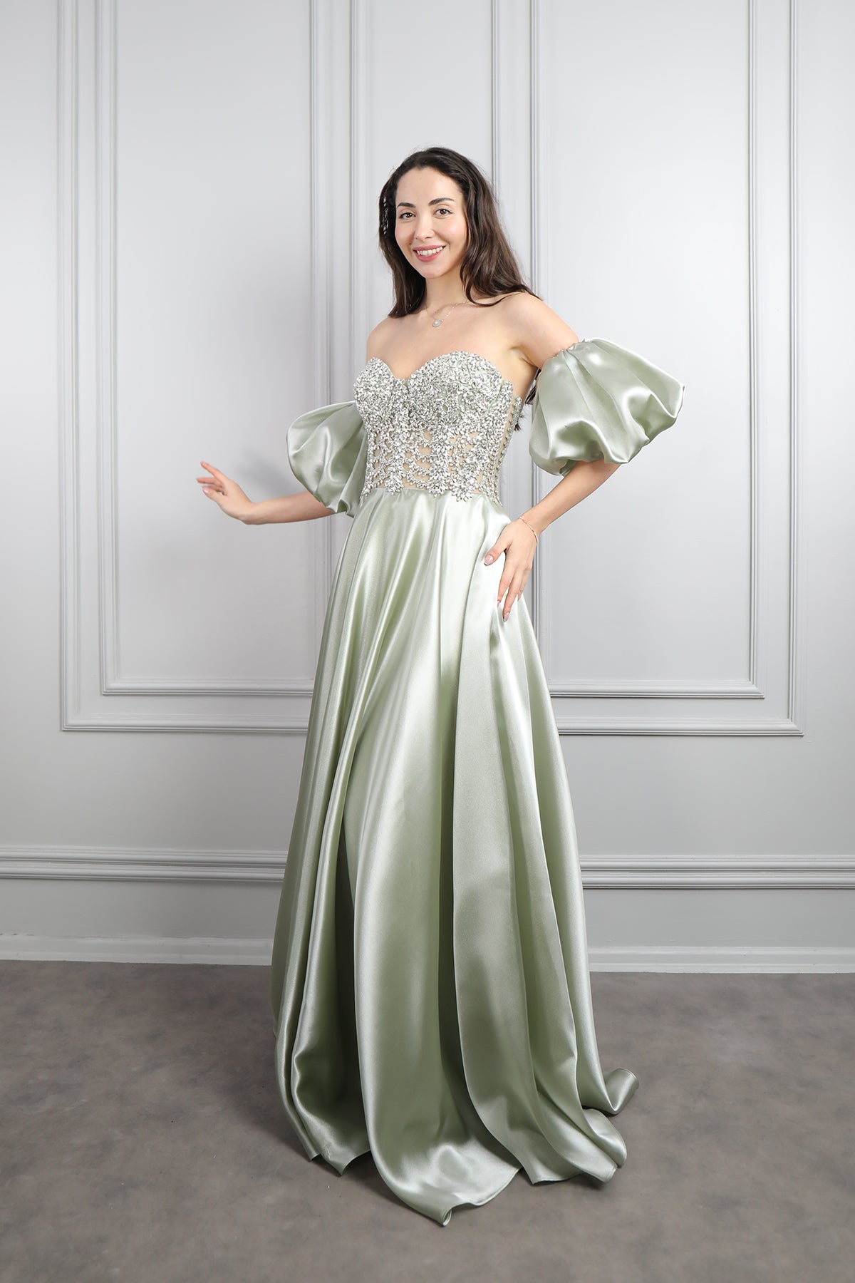 فستان سهرة ساتان سترابلس باكمام بالون وتطريزات كريستالية -اخضر