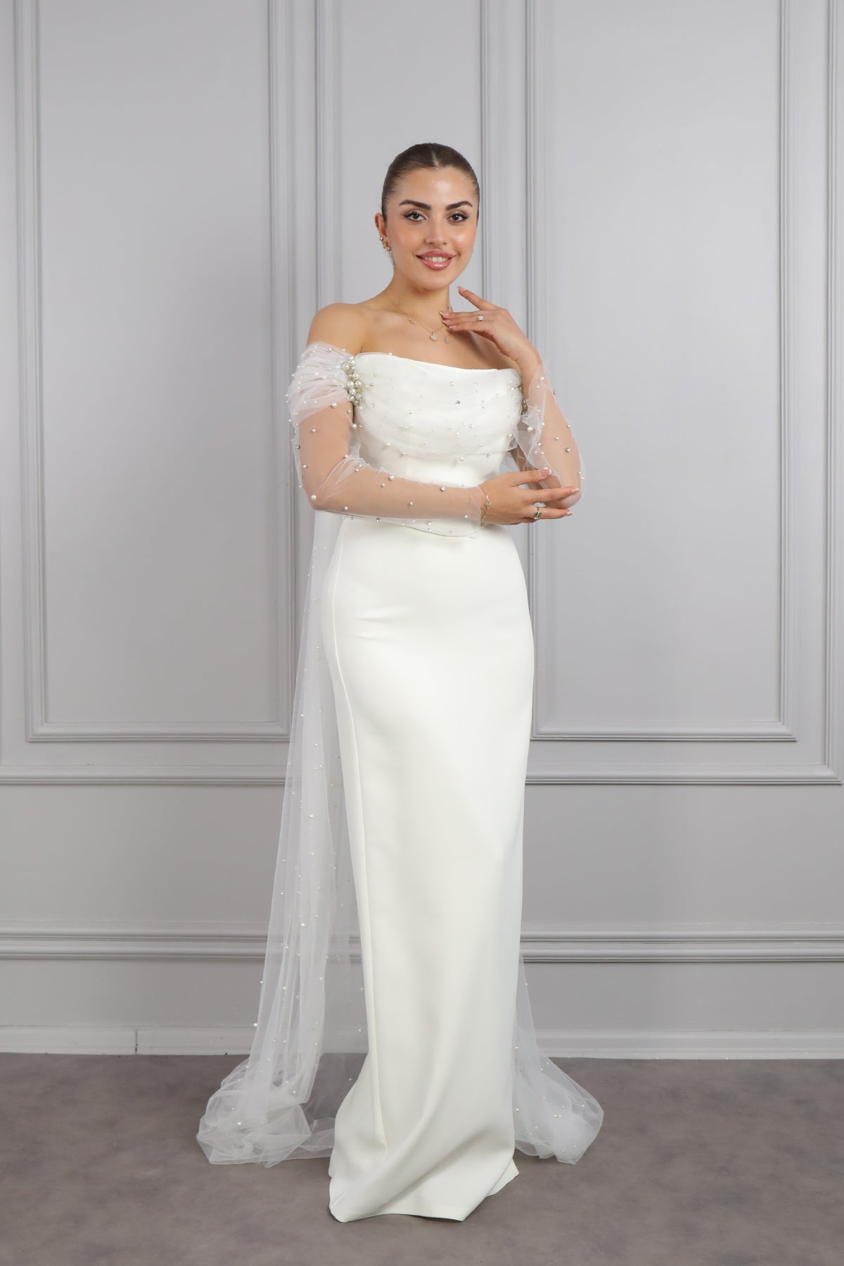 فستان سهرة مكشوف الاكتاف مع تفاصيل لؤلؤية وكاب من الكتف -سكري