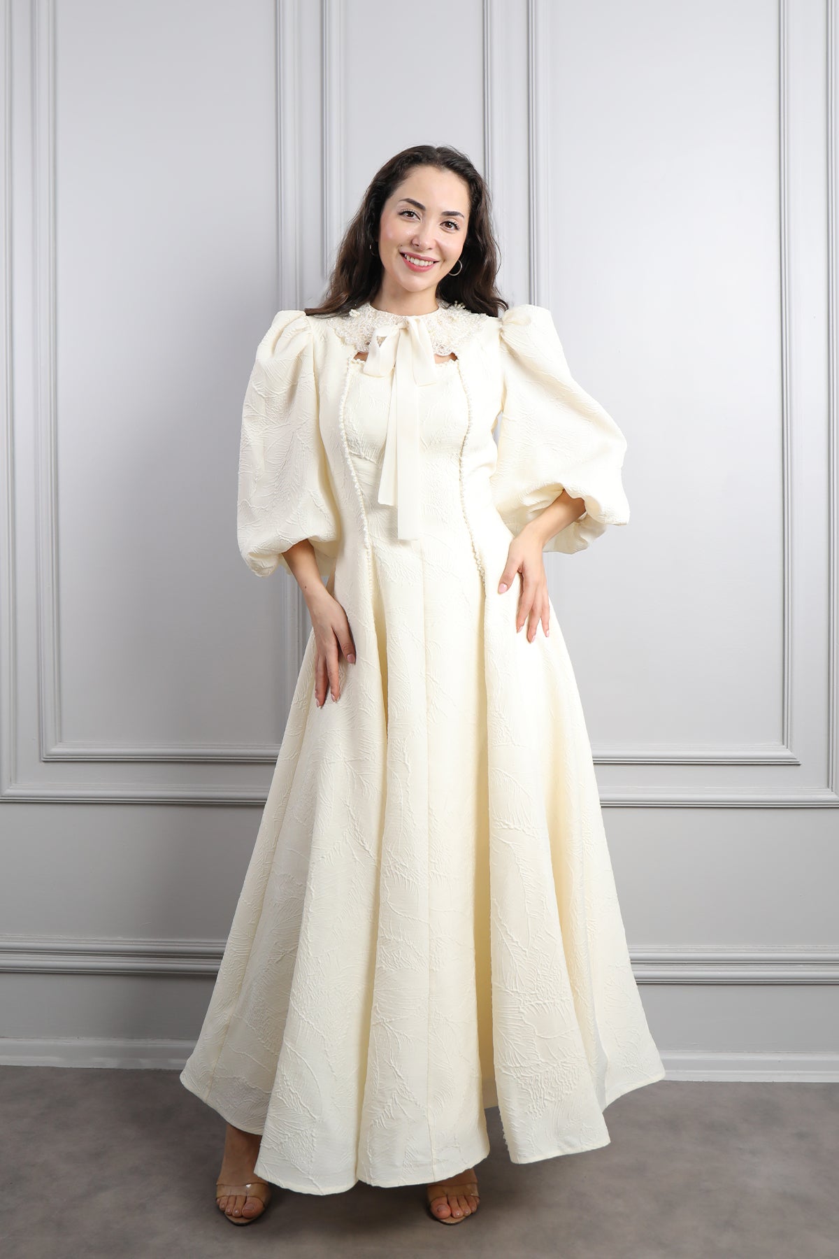 فستان باكمام بالون بتطريزات خرزية -سكري