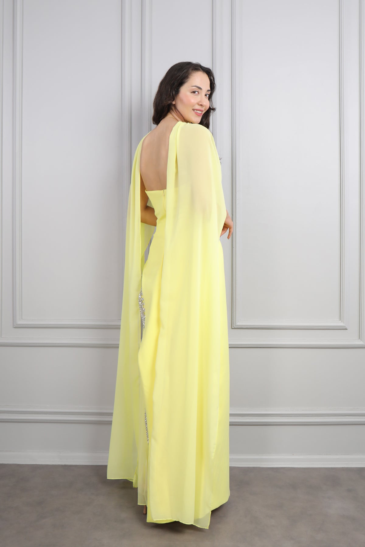 فستان سهرة سترابلس بتطريزات كريستالية و وشاح في العنق -اصفر