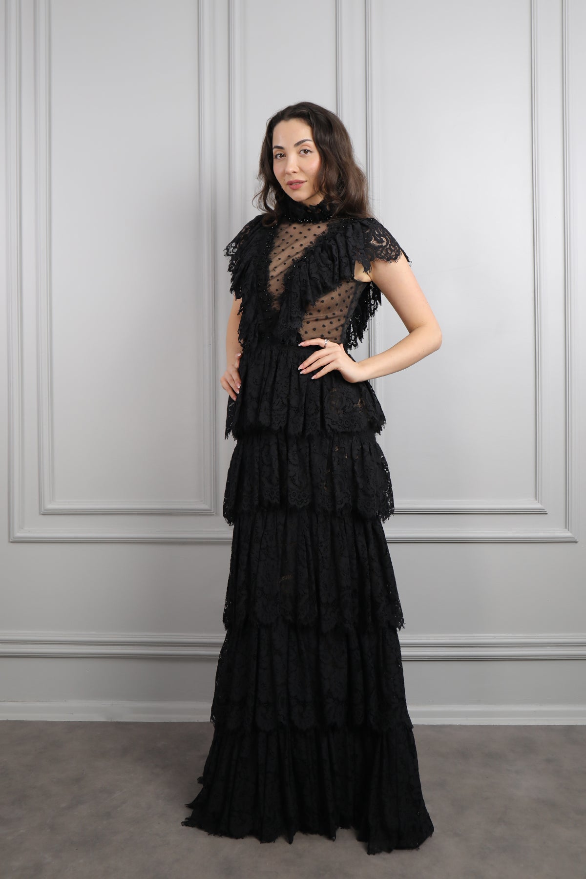 فستان سهرة خناقي بتصميم شفاف وكشكشة مع تطريزات خرزية -اسود