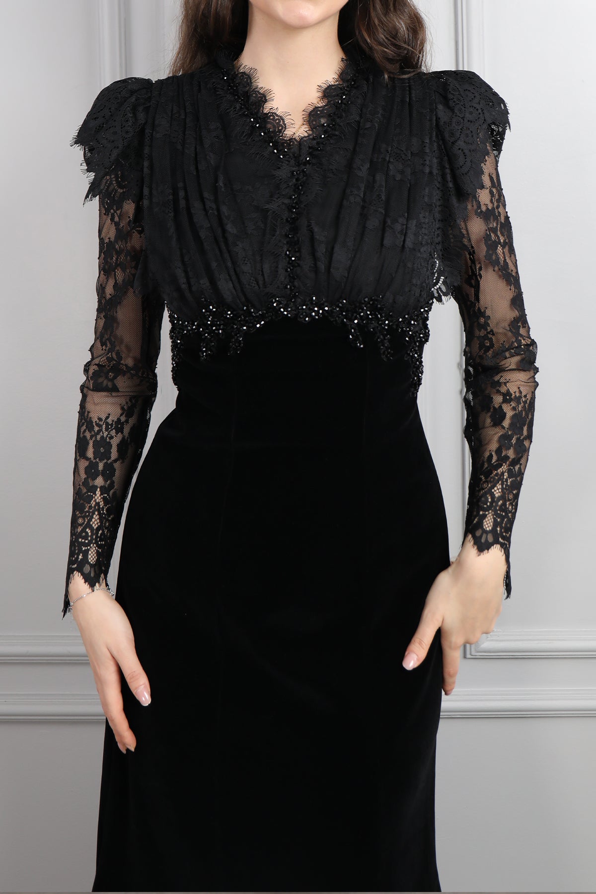 فستان مخملي بتفاصيل دانتيل واكمام شفافة مزين بالخرز مع اكسسوار للشعر -اسود