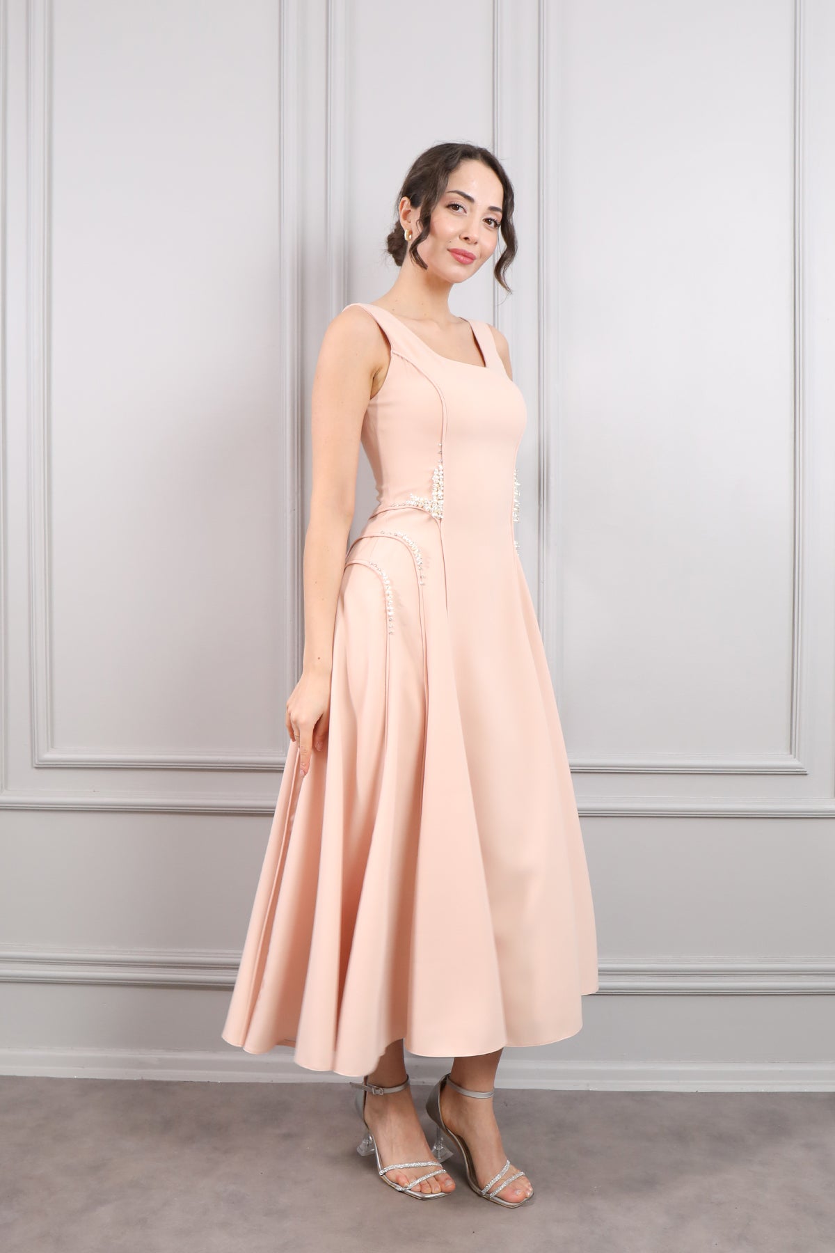 فستان سهرة ميدي بياقة مربعة وتطريزات لؤلؤ -بمبي