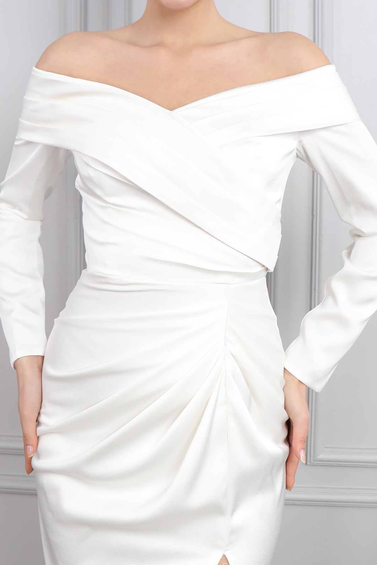 فستان سهرة ساتان مكشوف الاكتاف بتفاصيل طبقات وفتحة جانبية -ابيض