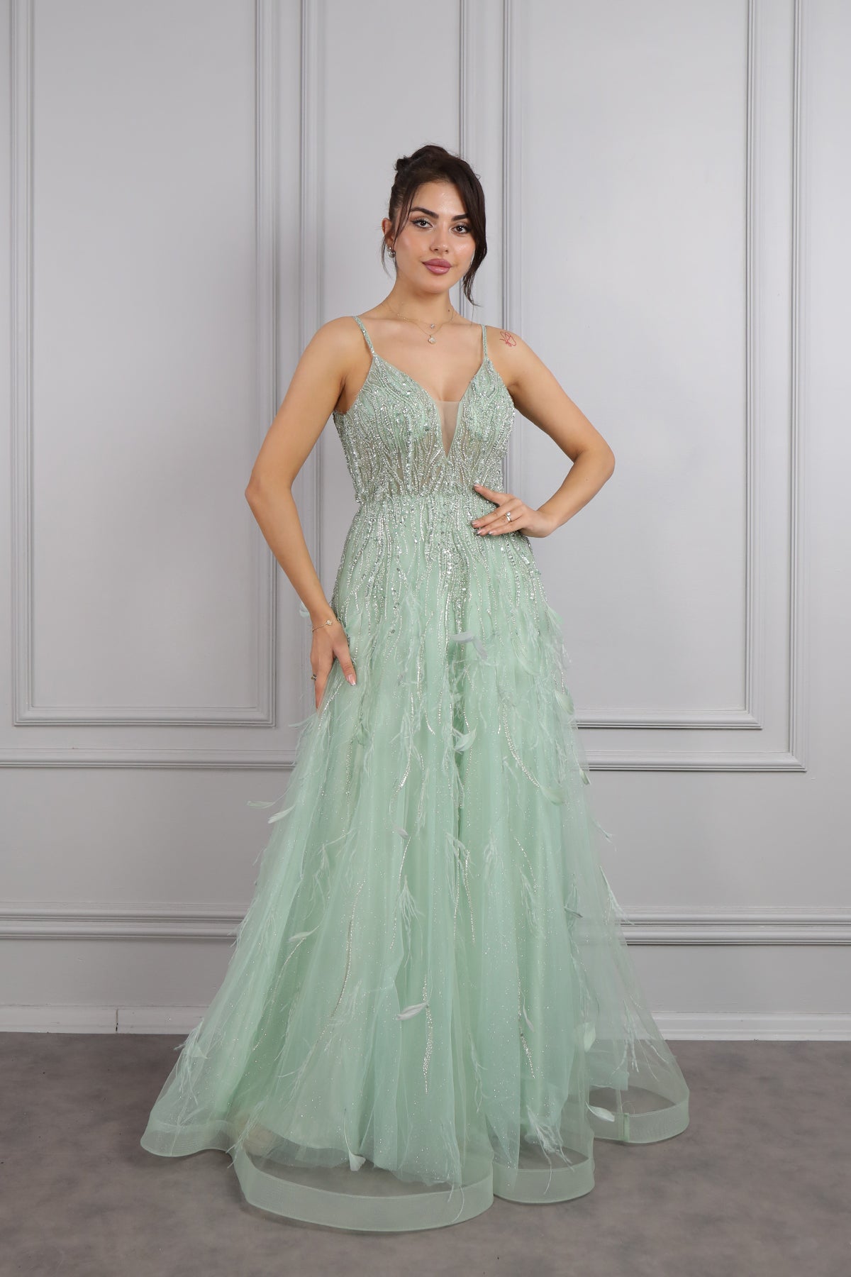 فستان سهرة بحمالات رفيعة وفتحة كبيرة في الصدر مع تفاصيل ريش من "المجموعة الخاصة" -اخضر