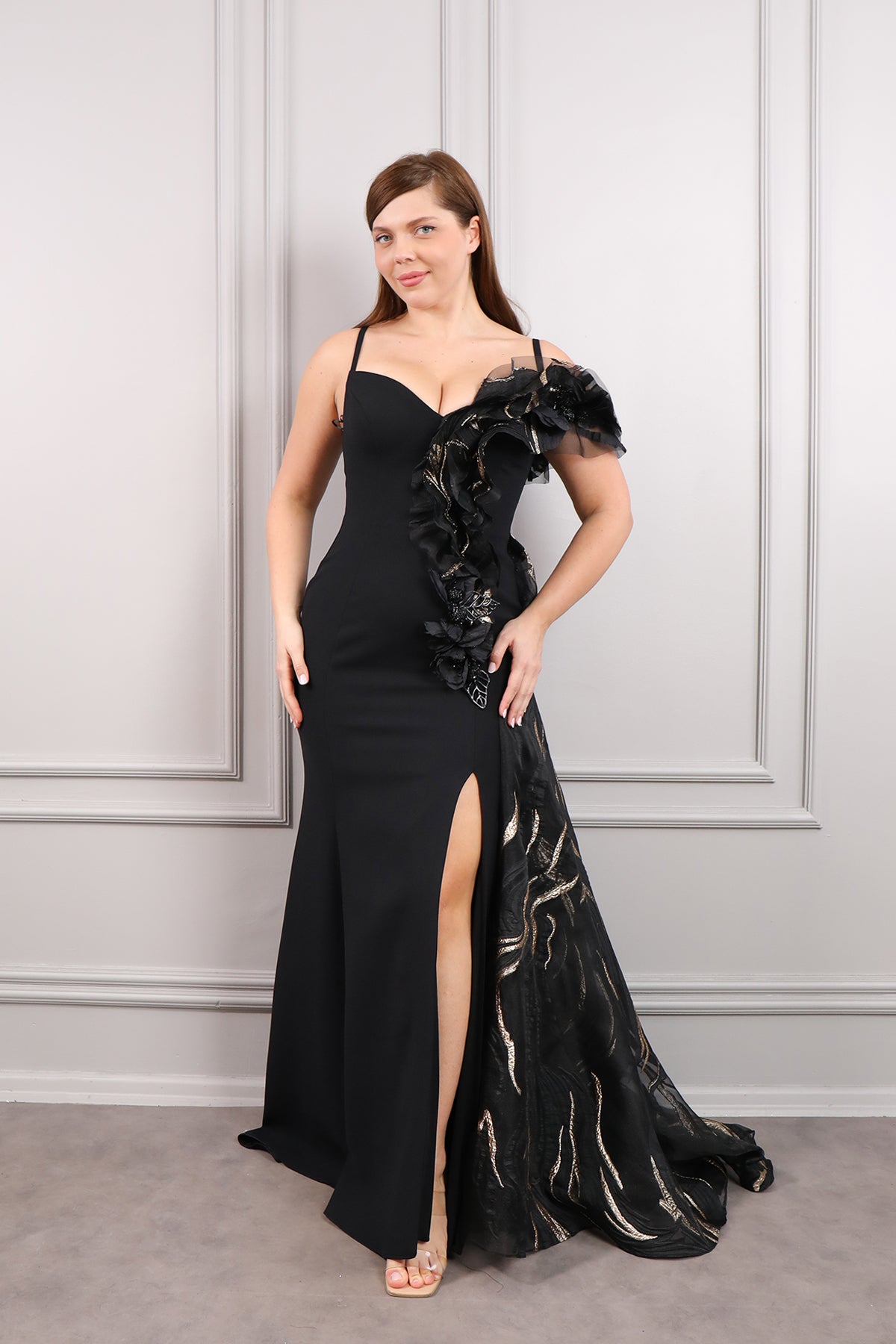 فستان سهرة بحمالات رفيعة بكشكشة في الامام بفتحة امامية وذيل مقاس كبير -اسود-ذهبي