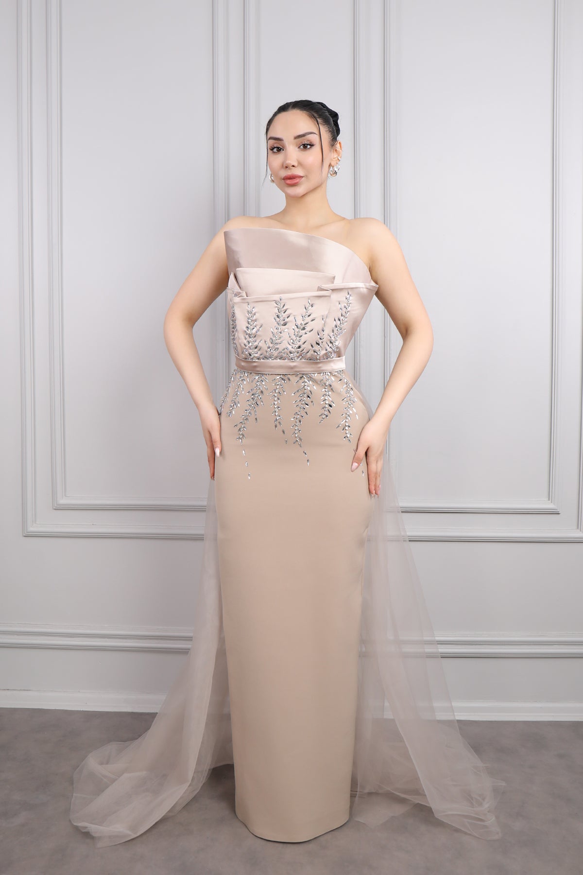 فستان سهرة سترابلس بتطريزات كريستالية وذيل من الخصر -بيج