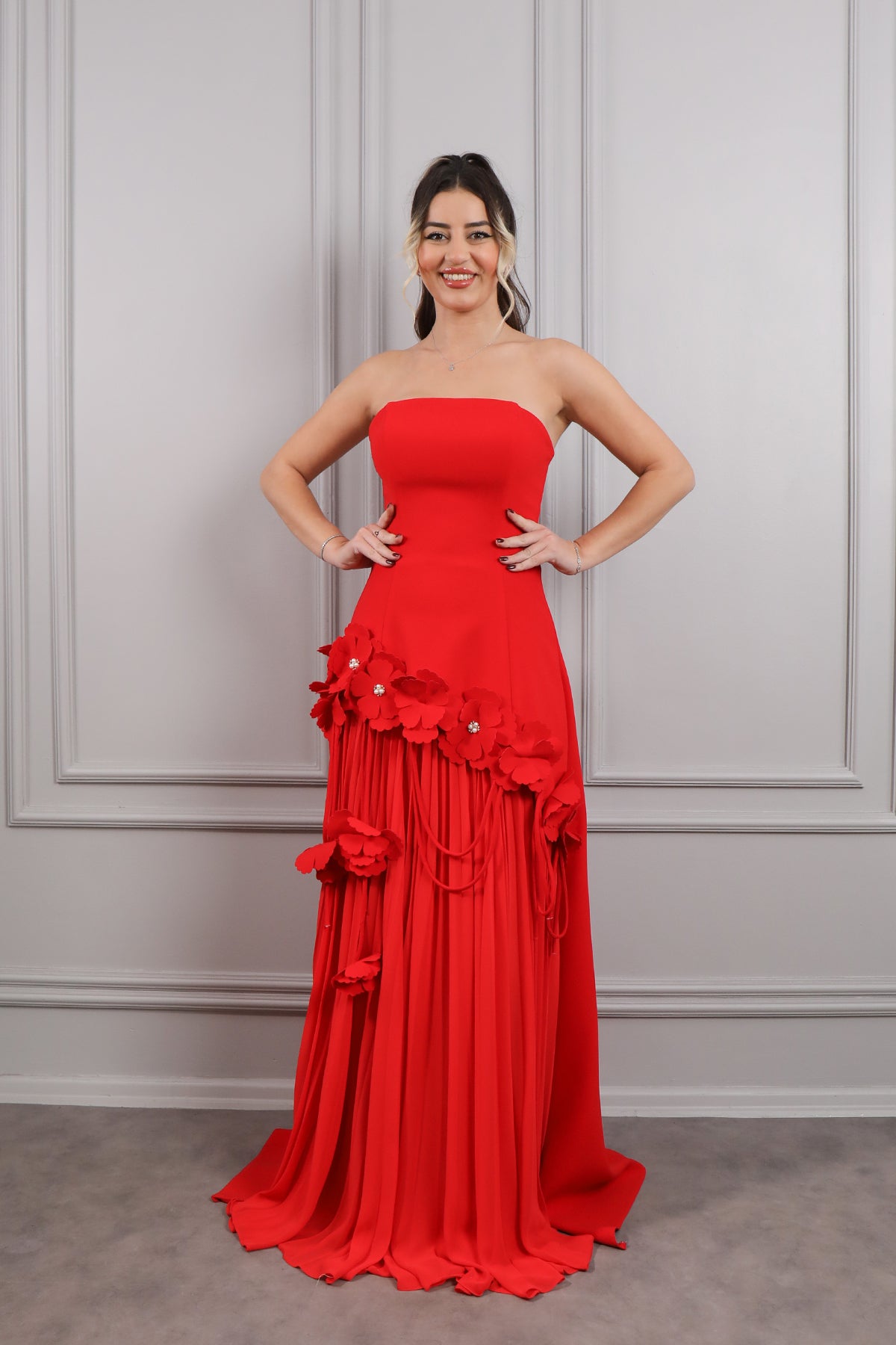 فستان سهرة سترابلس مزين بالورود بتنورة مكسرة -احمر