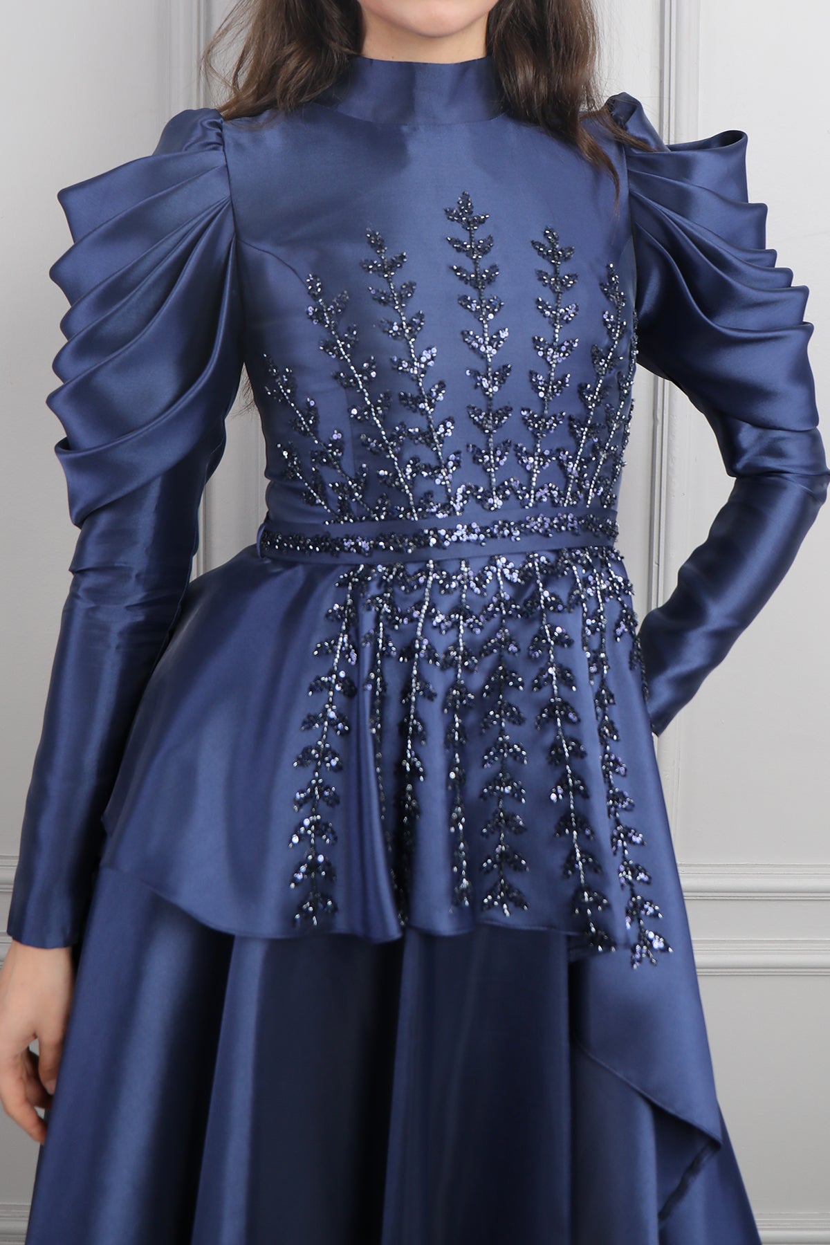 فستان سهرة خناقي بتطريزات خرزية وتفاصيل طبقات في الاكتاف -كحلي