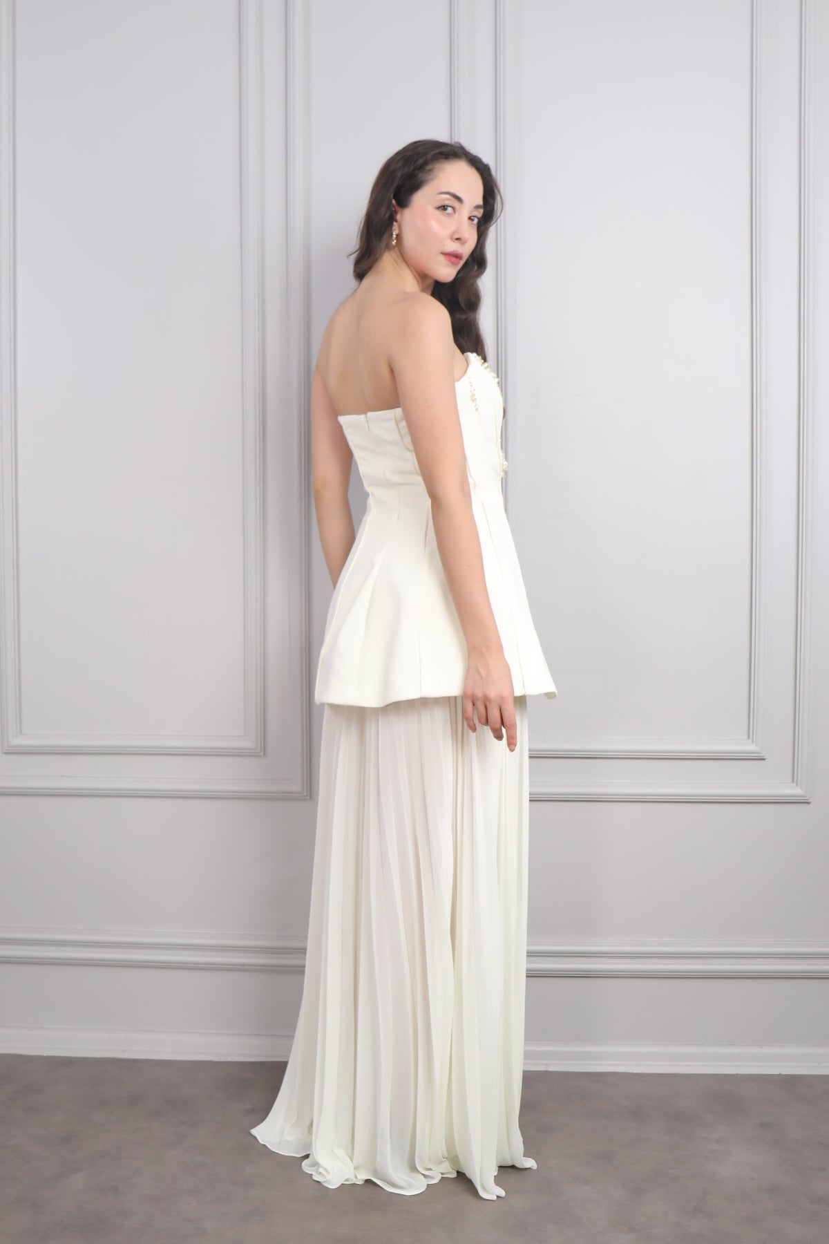 فستان سهرة سترابلس بتطريزات لؤلؤية وتنورة شيفون بتكسيرات -بيج